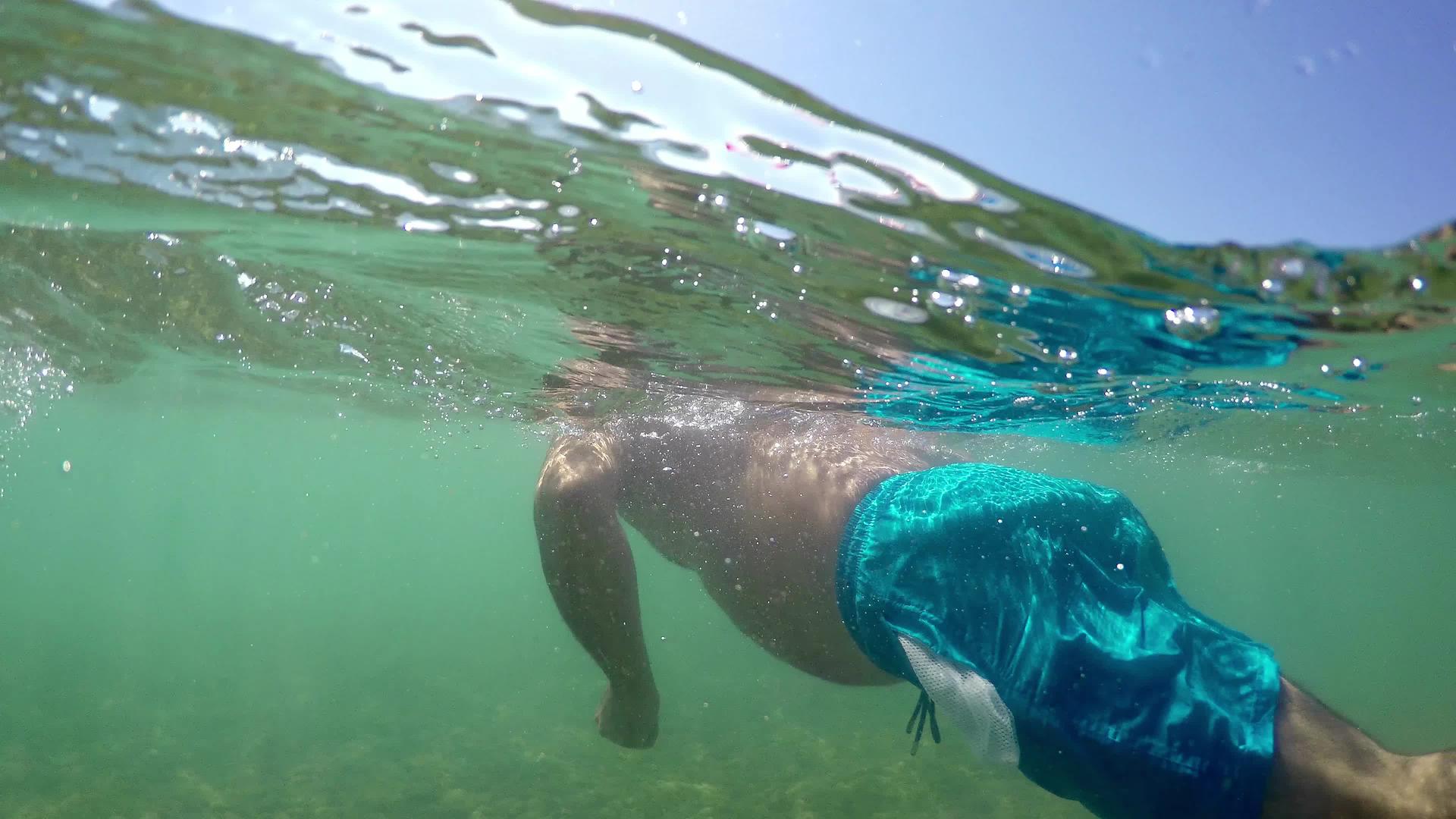 一个戴着口罩的潜水员在海水表面游泳Gopro圆顶视频的预览图