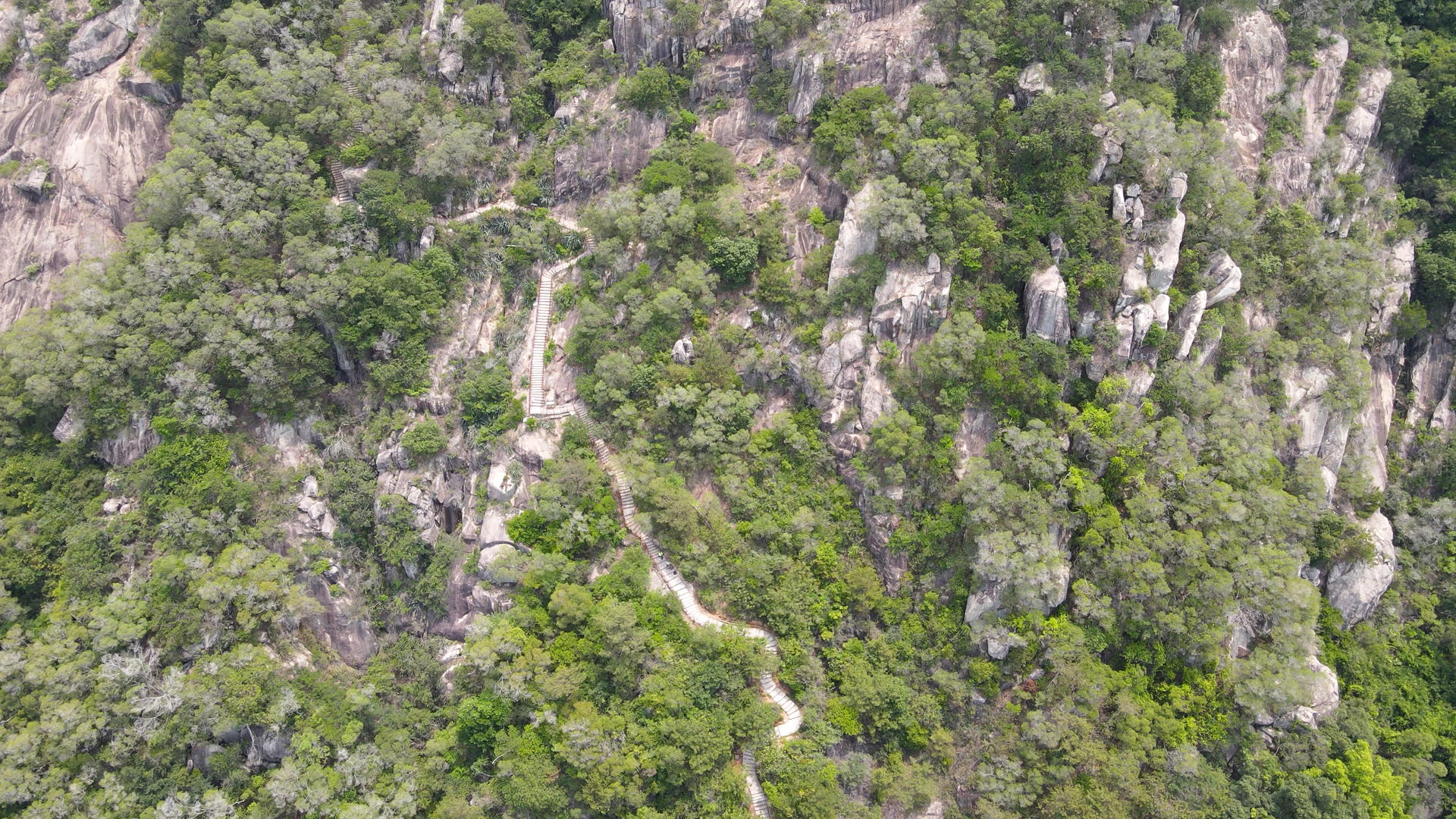 4K航拍泉州清源山景区陡峭石峰步行石阶视频的预览图