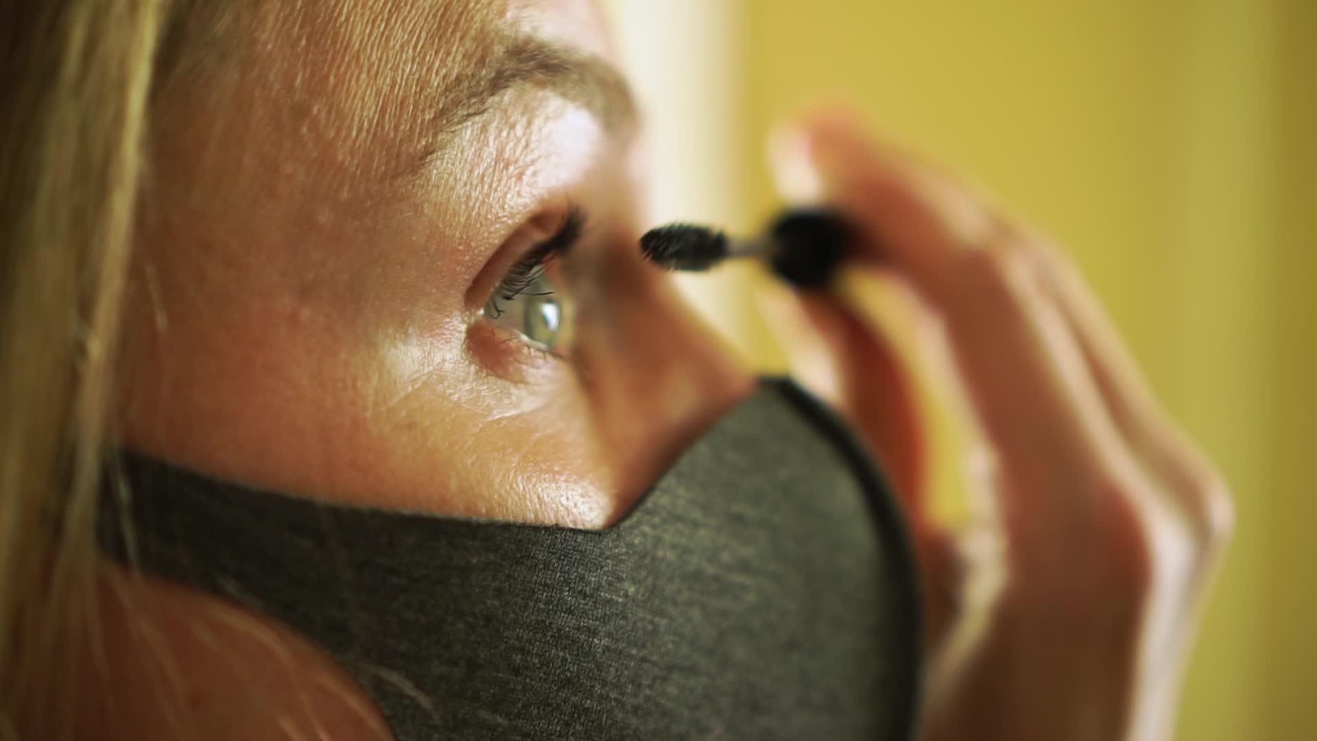 冠状菌检疫期间戴着黑色保护口罩年轻的眼睛在化妆视频的预览图