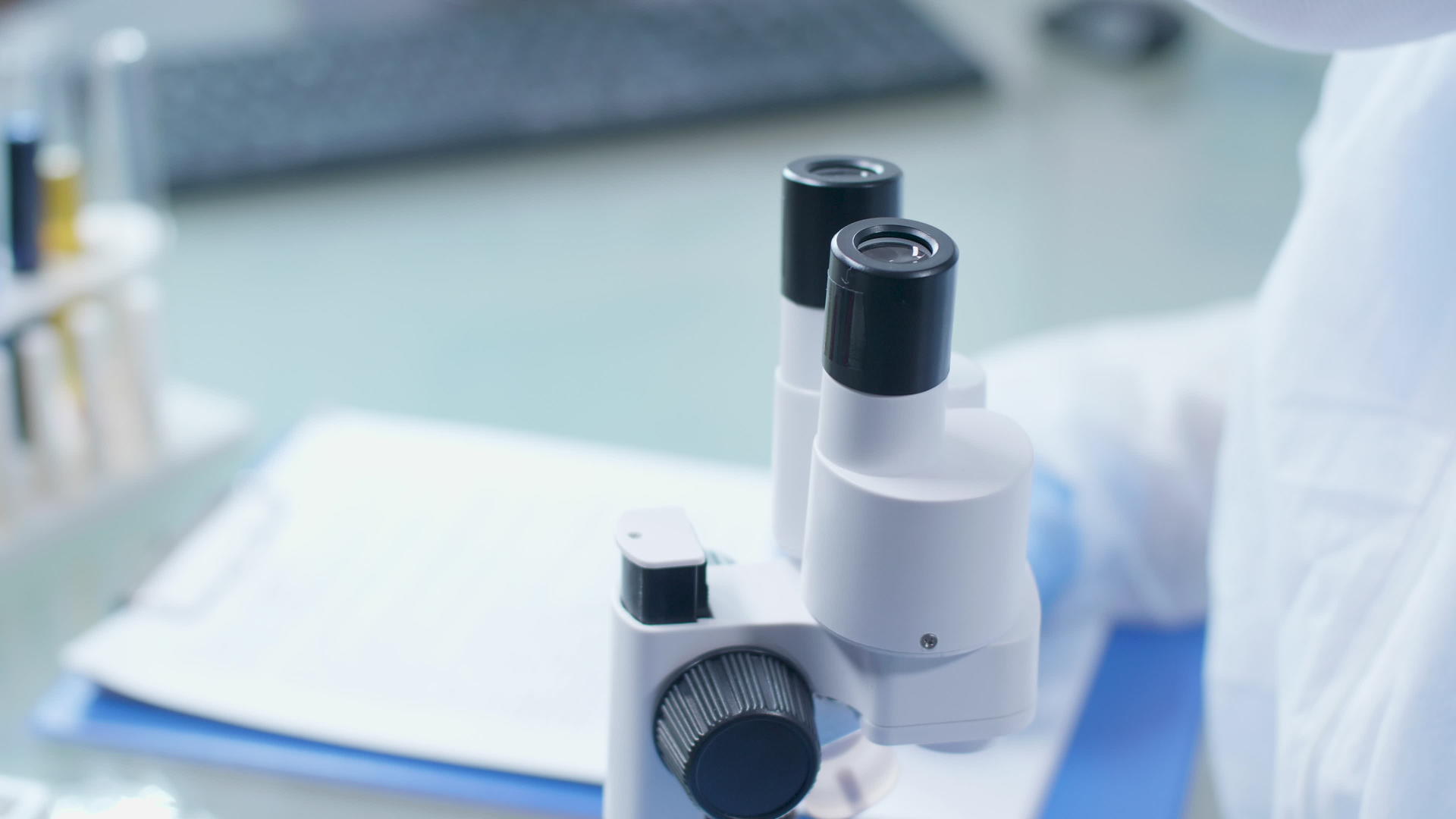 实验室技术人员在检查显微镜时用笔记拍照视频的预览图