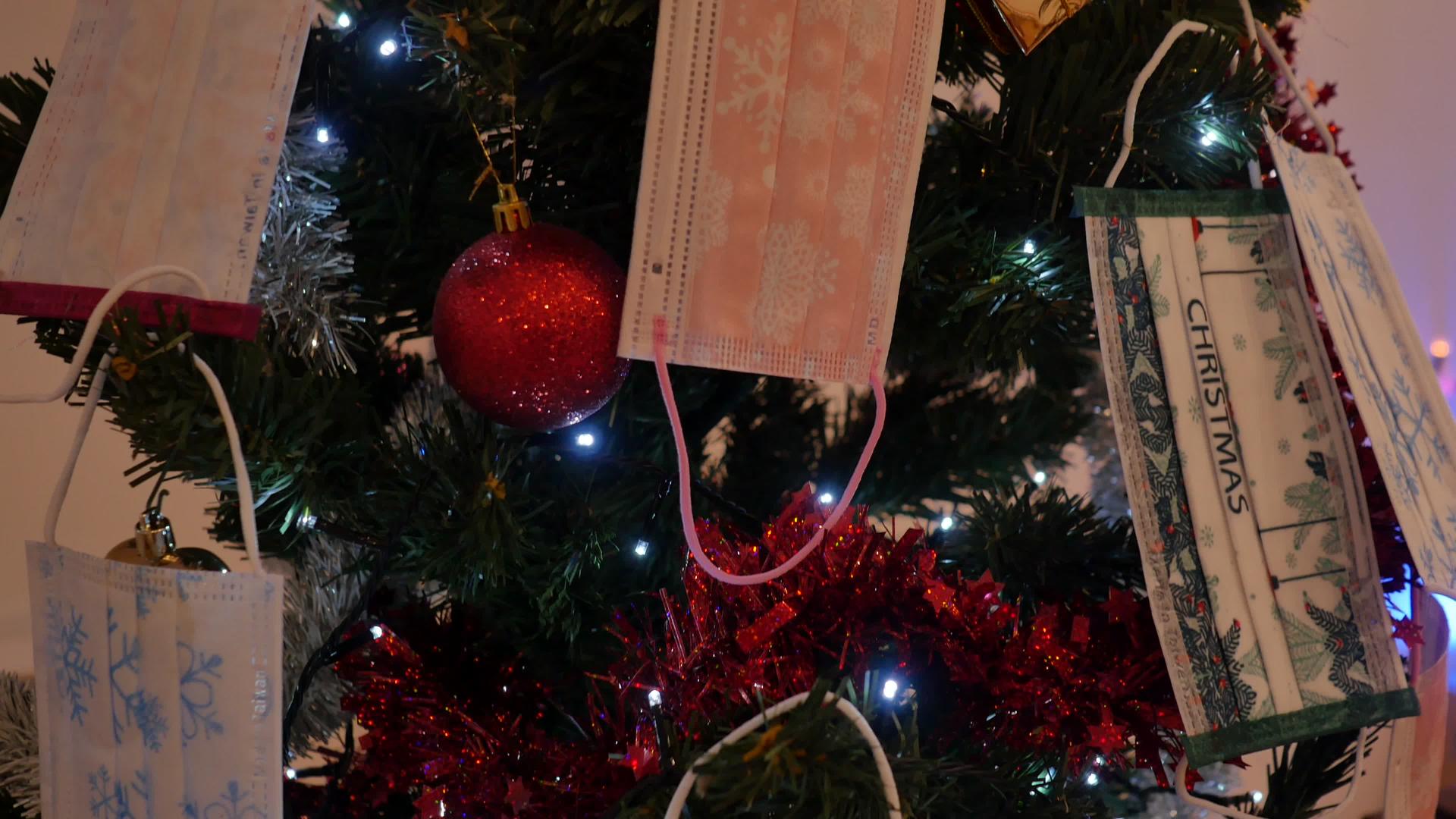 圣诞树装饰有外科口罩的社会距离视频的预览图