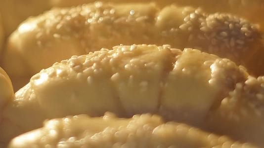 牛角面包在面包烤箱中的烘焙时间折叠视频的预览图
