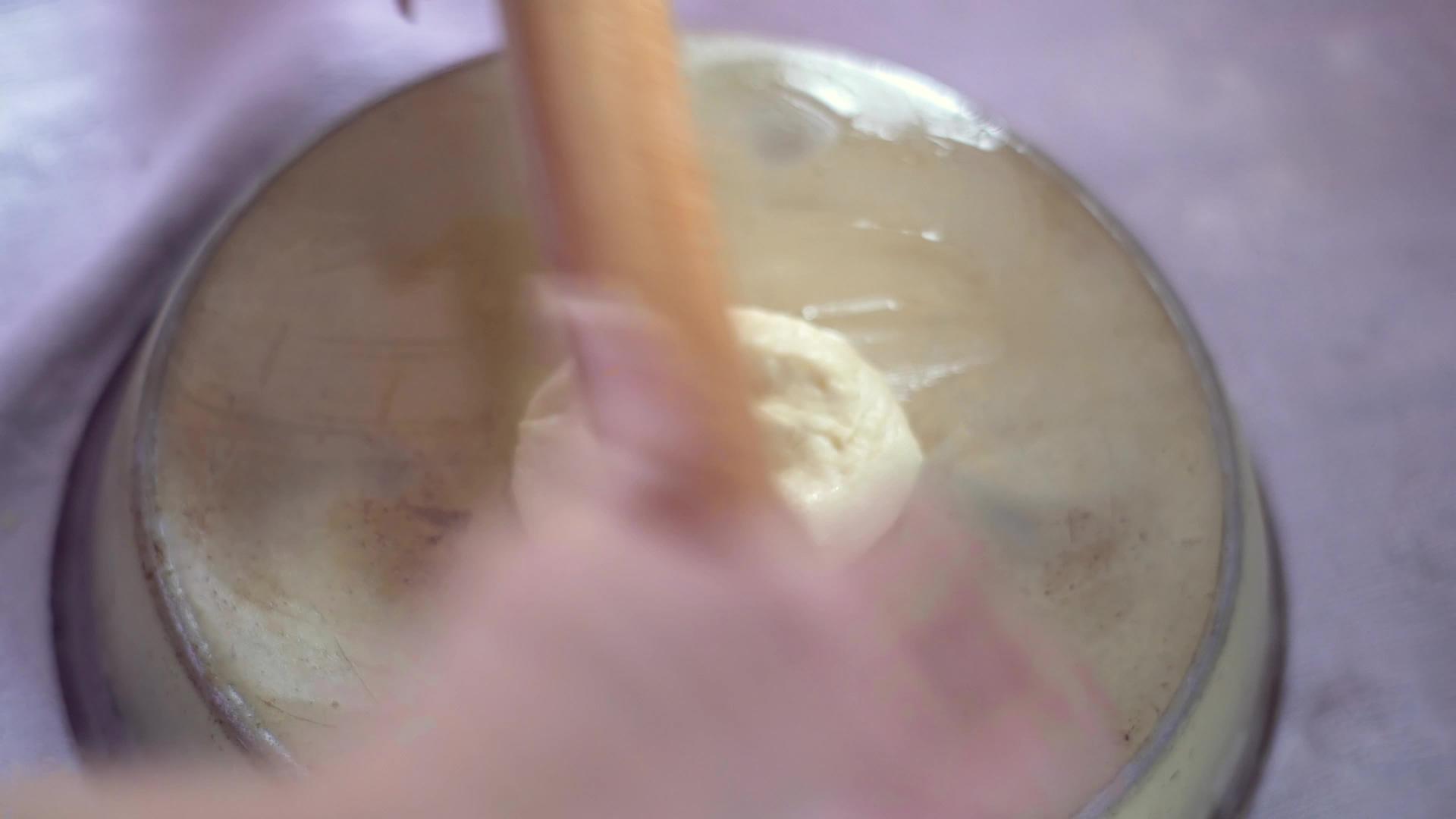 烘烤前月牙卷工人将羊角面包放在托盘上在烤箱中烘烤视频的预览图