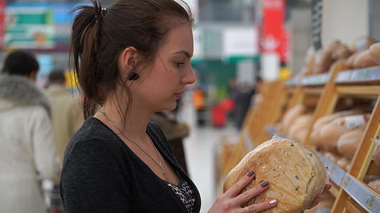 女性在超市买面包4k视频视频的预览图