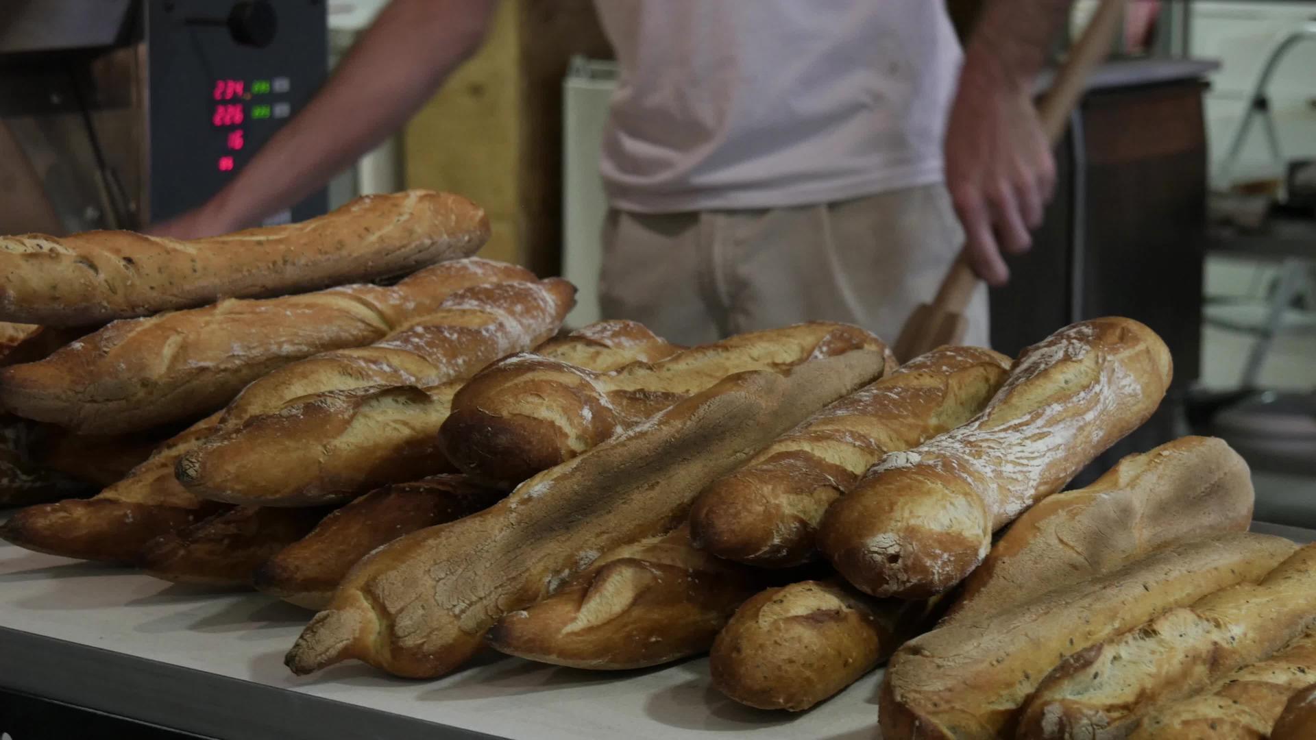 从烤箱里拿出法国面包视频的预览图