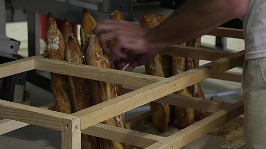 从烤箱里拿出法国面包视频的预览图