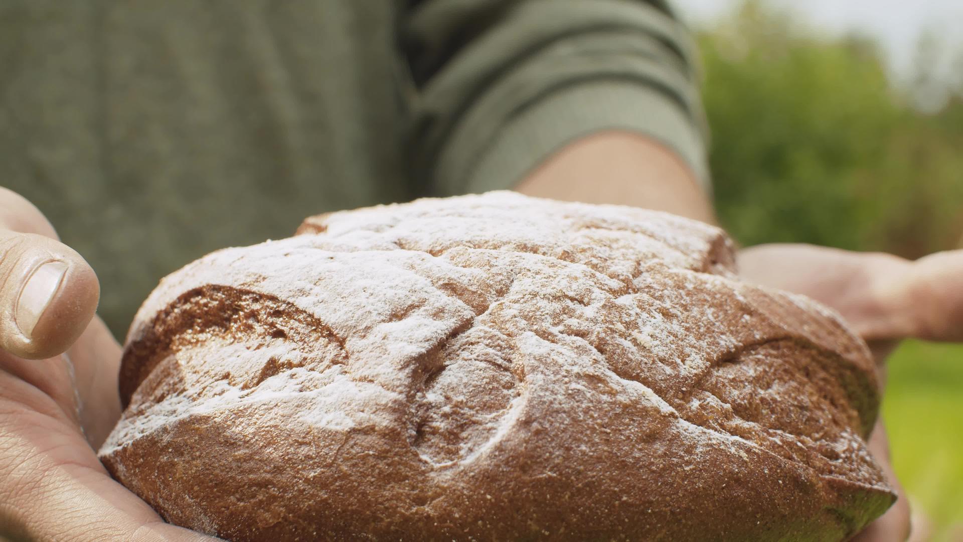 自制面包的农民视频的预览图