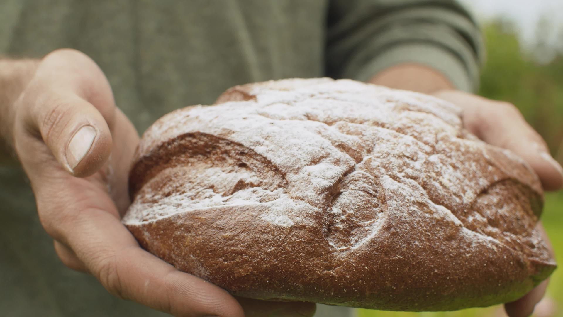 自制面包的农民视频的预览图