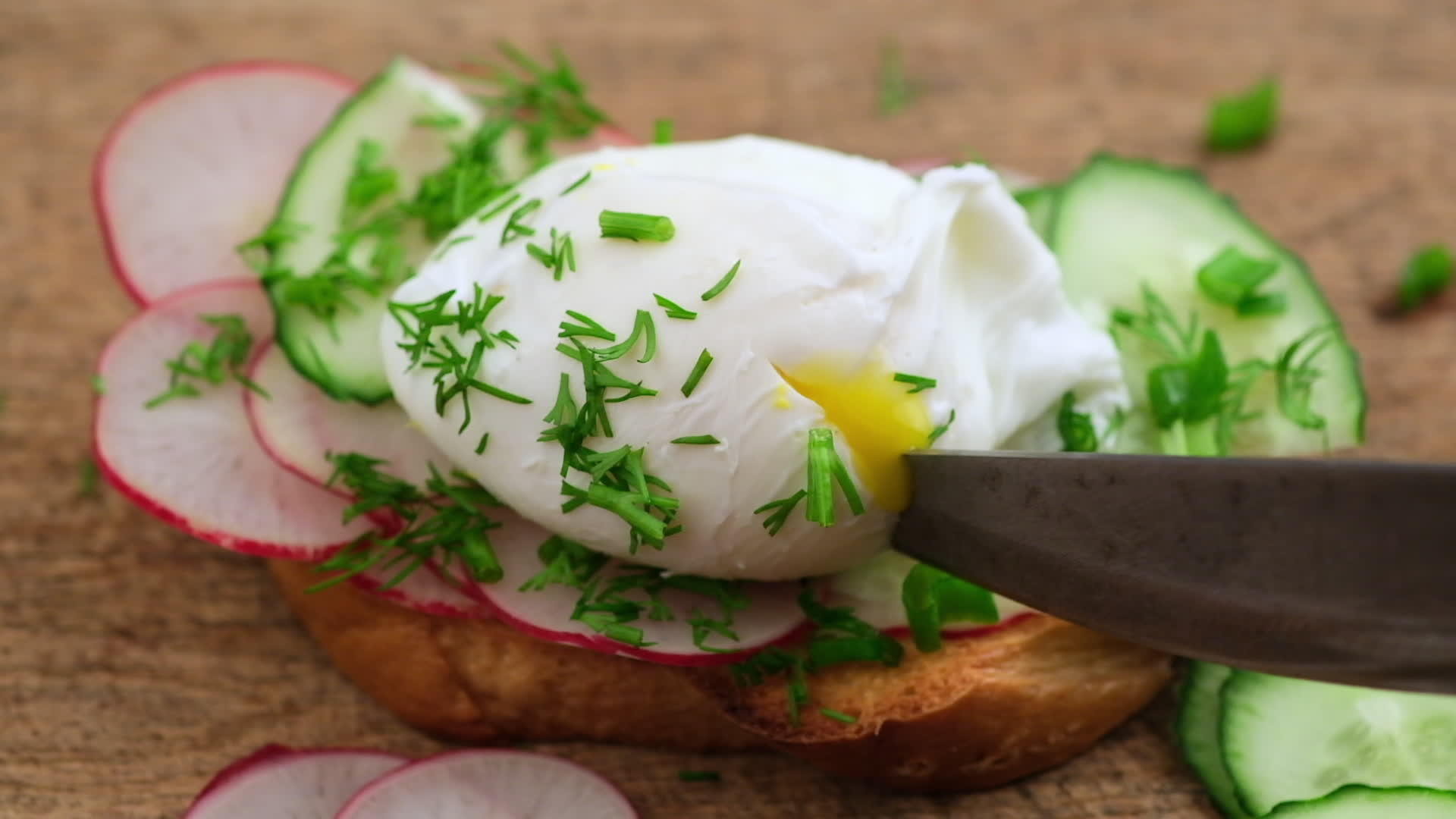 用刀切鸡蛋三明治烤面包撒上绿洋葱美味的早餐视频的预览图