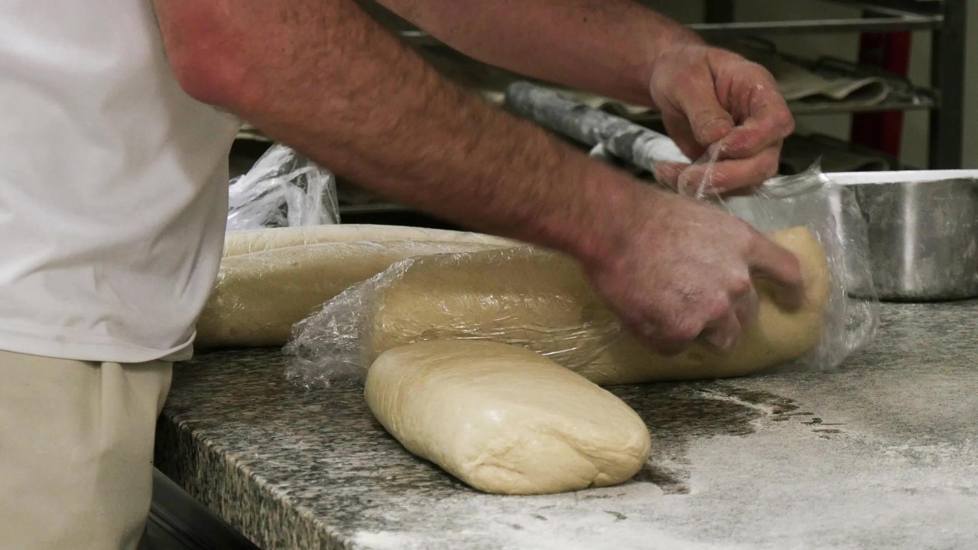 面包师准备面包面团视频的预览图