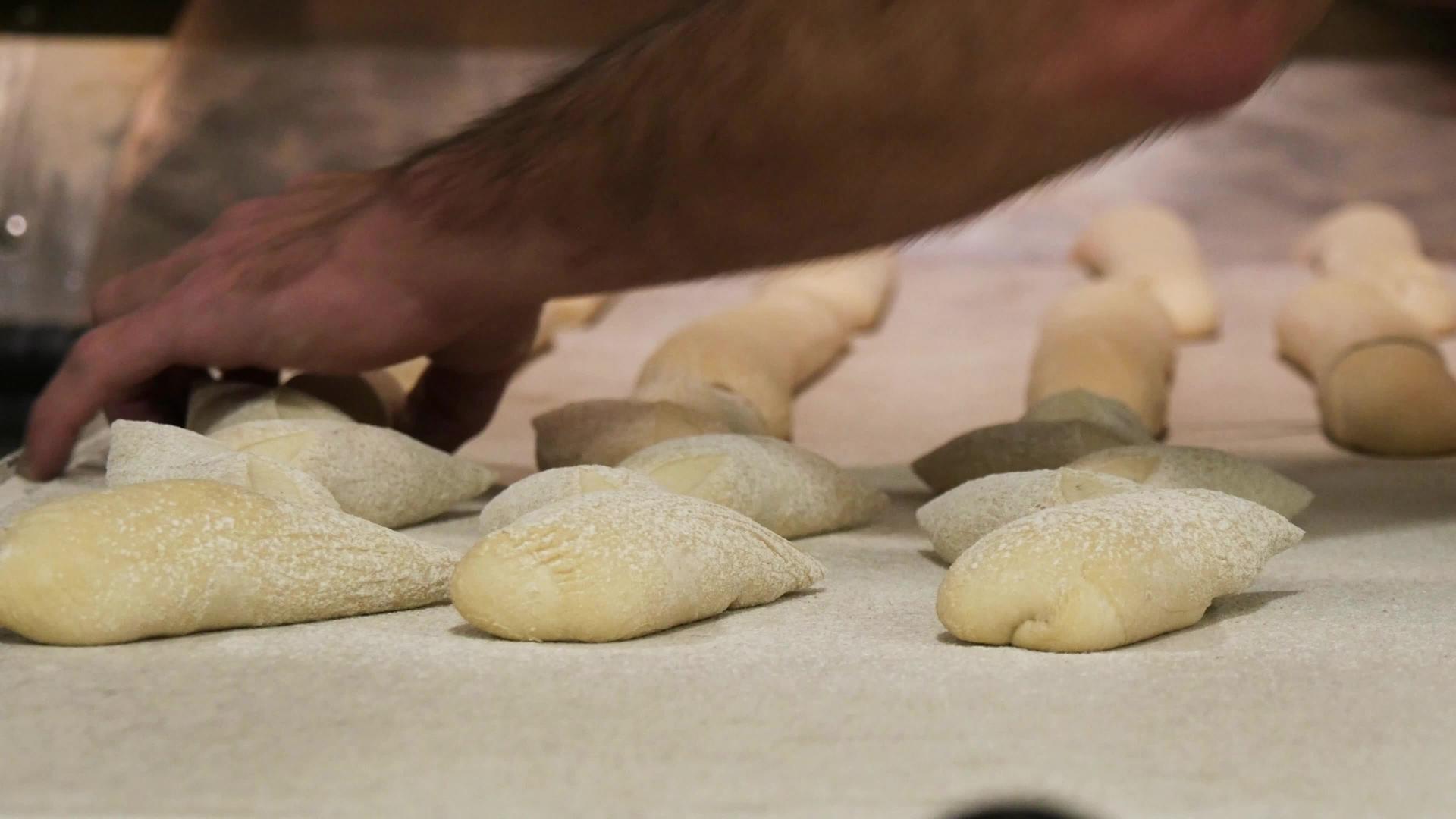 准备面包面粉做饭视频的预览图