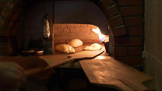 面包师在烤箱里用火焰和面包做面包视频的预览图