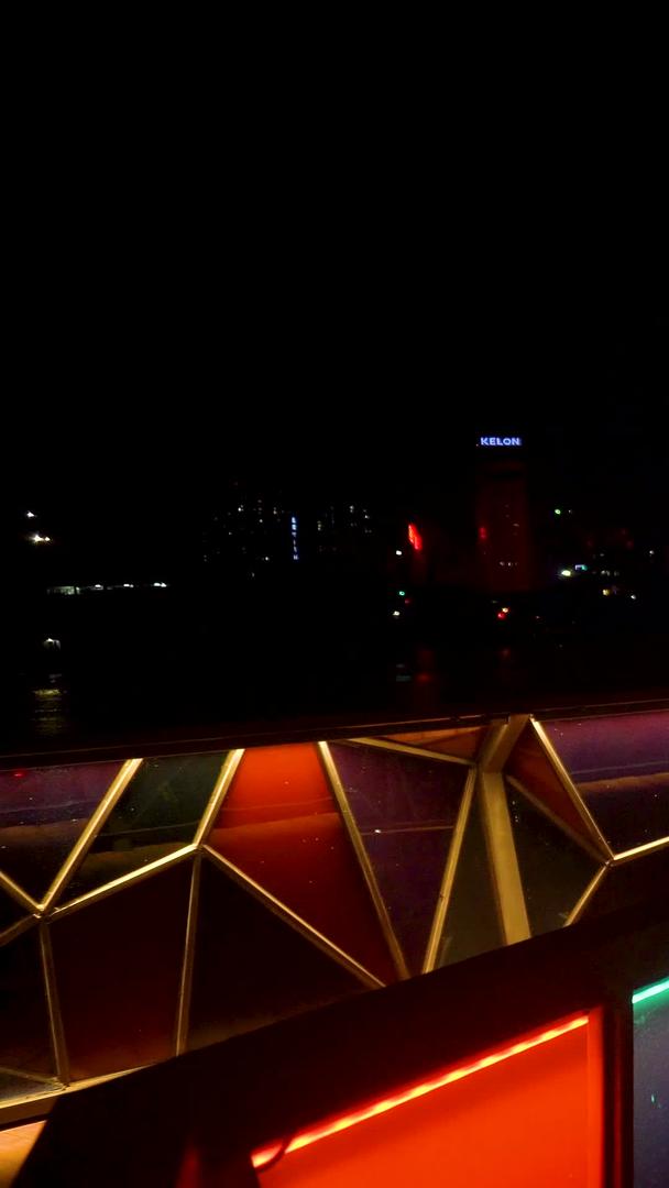 五彩缤纷的城市夜景在梦幻的夜晚视频的预览图
