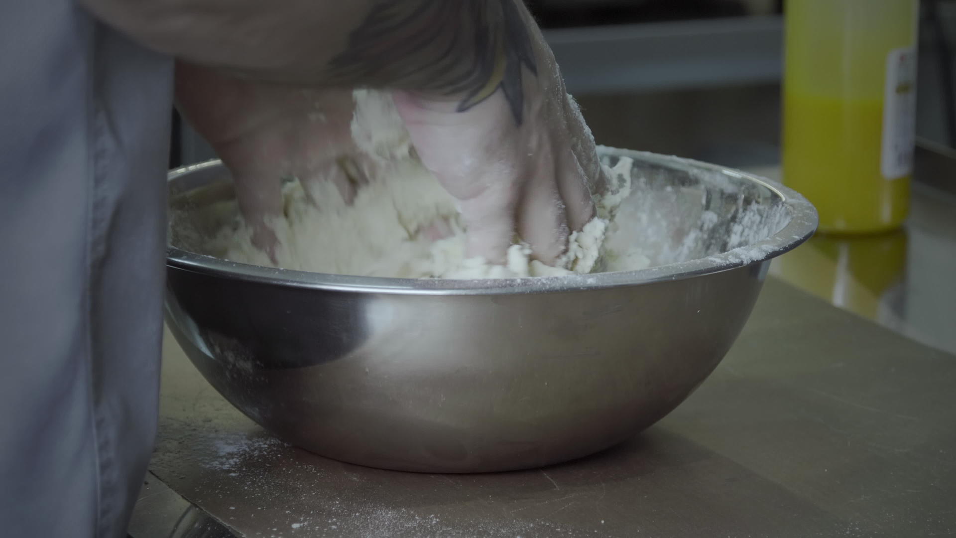 厨师用手把面粉做成圆形视频的预览图