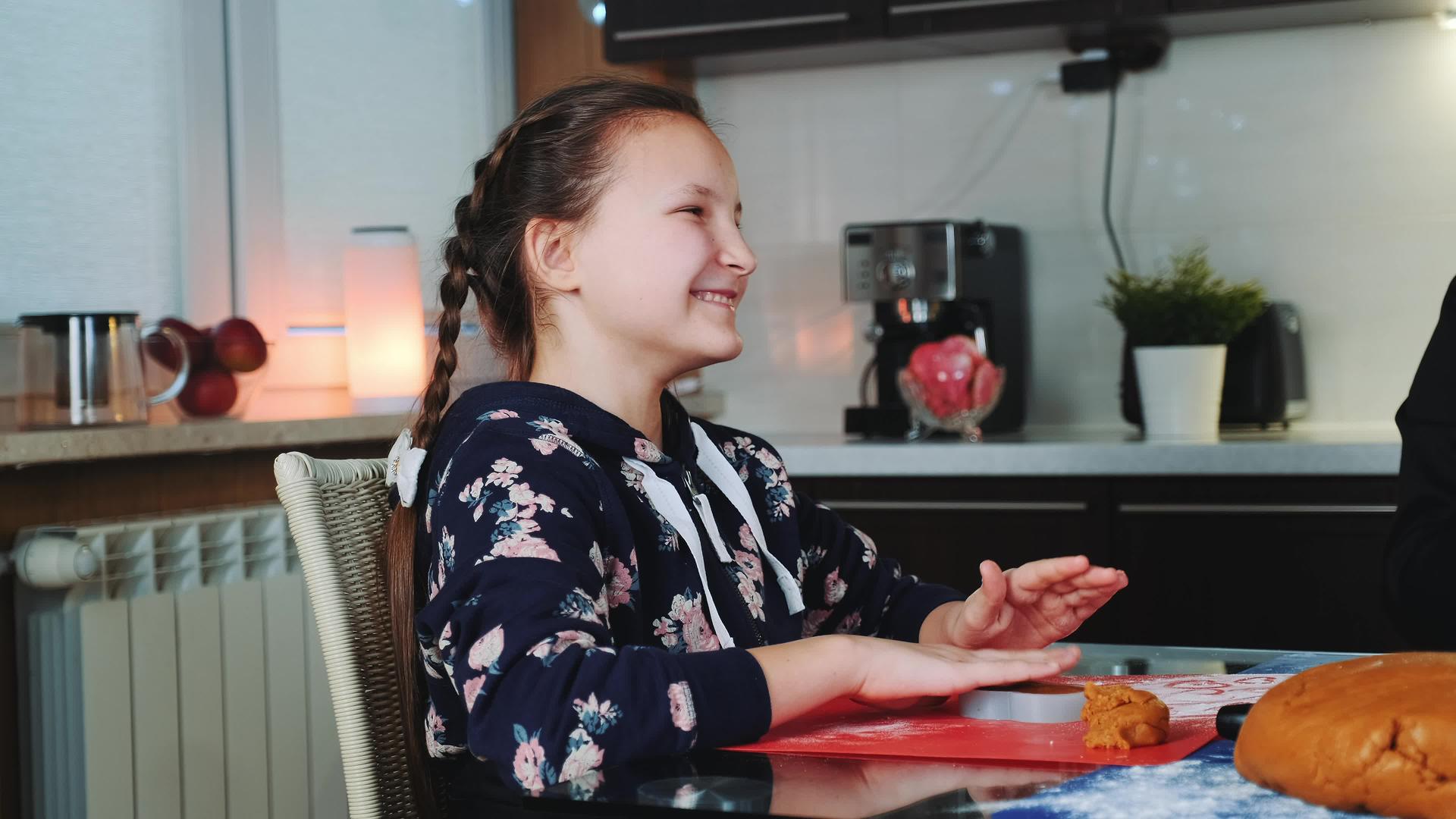 快乐的女孩帮助她妈妈做美味的饼干视频的预览图