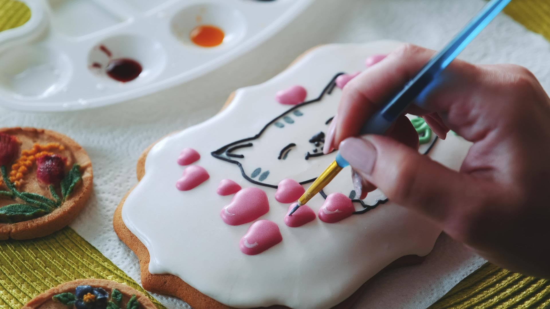 皇家冰淇淋饼干装饰有特殊的食品刷和颜色视频的预览图