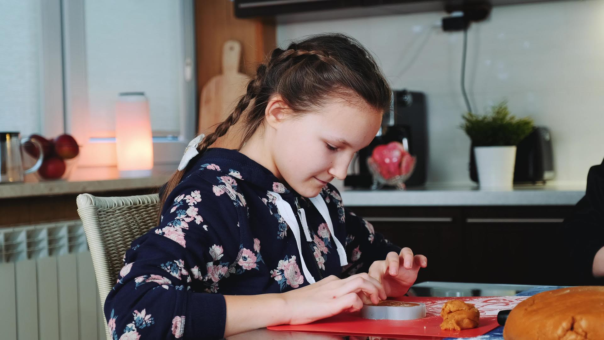 快乐的年轻女孩用糕点面粉填满烤盘视频的预览图