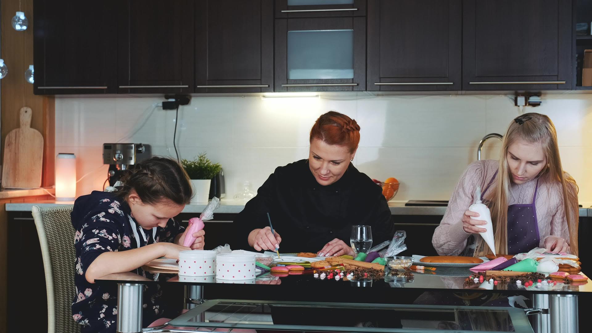 快乐的家庭用糖霜装饰着姜饼饼干视频的预览图