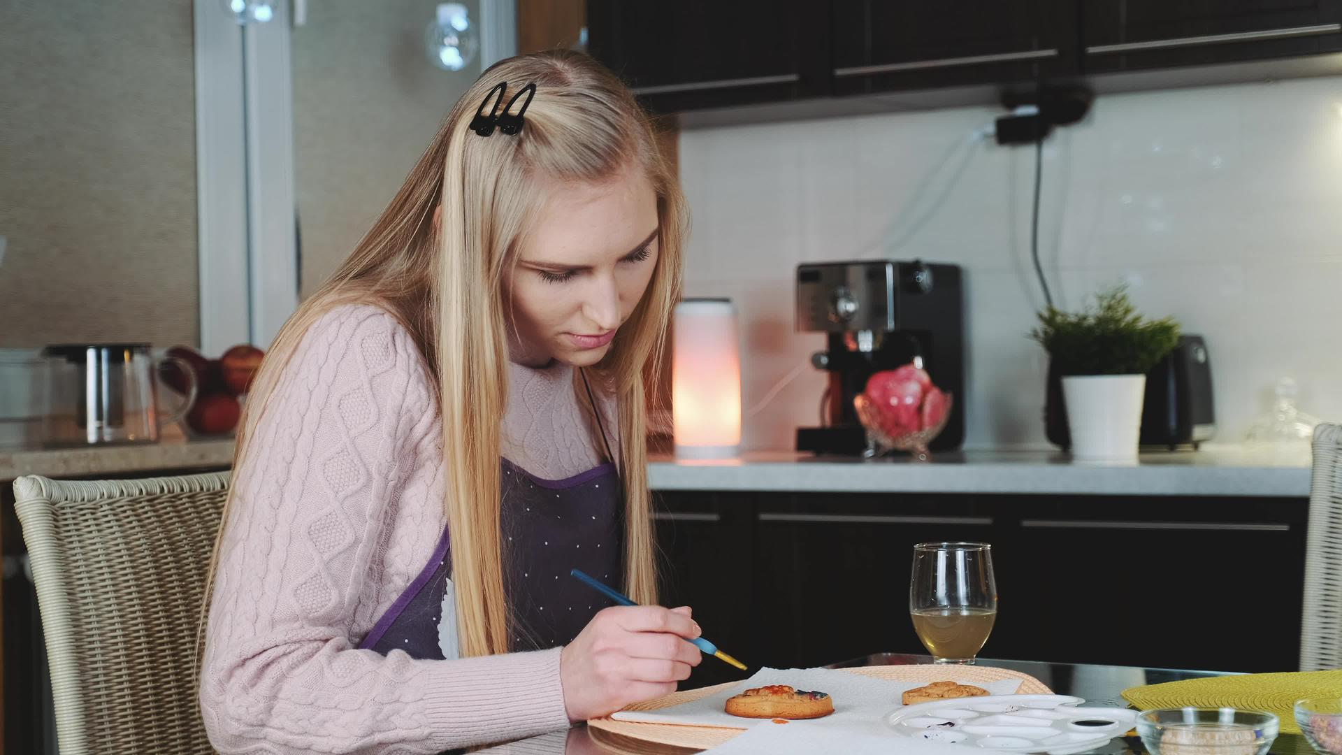 快乐的女人在厨房的厨房里锻炼姜饼装饰视频的预览图