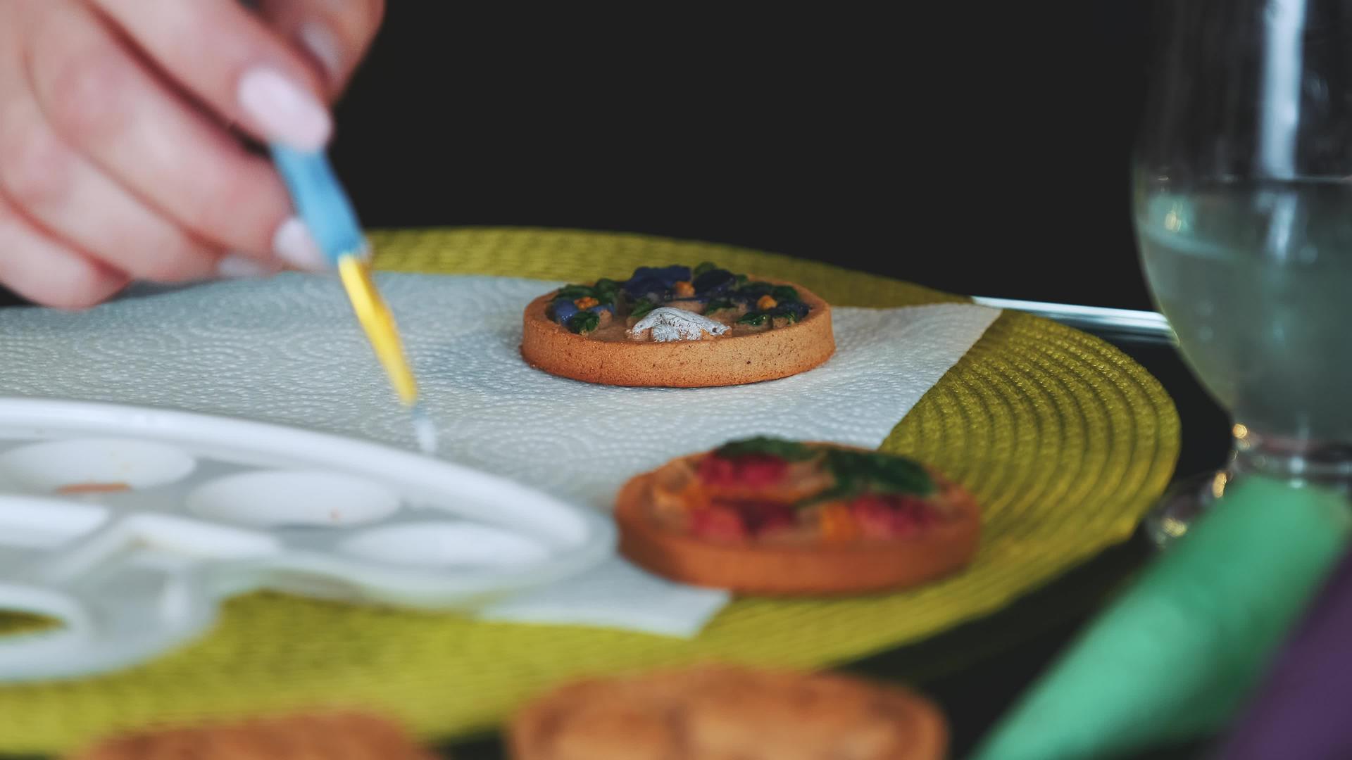 Cookie艺术装饰女性在调色板上涂上刷子和食物视频的预览图