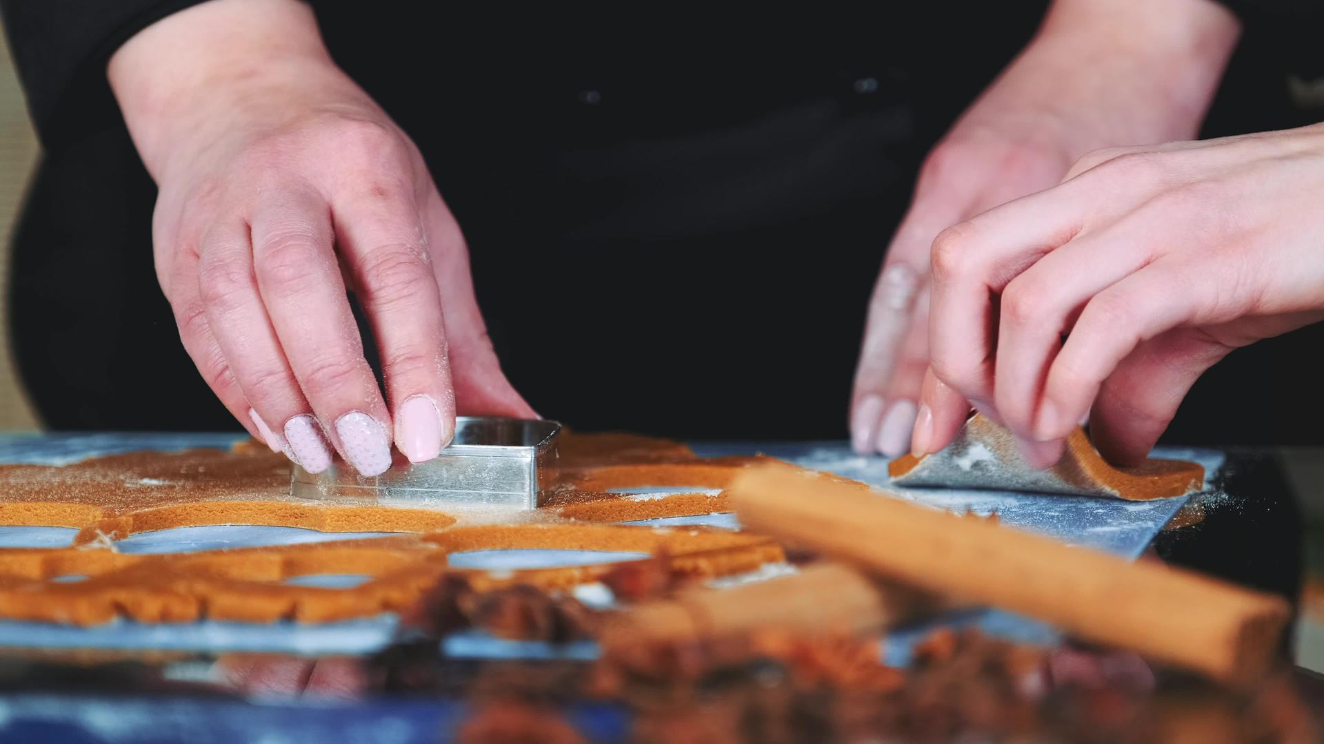 女性手慢动作饼干切割机做饼干切割机视频的预览图