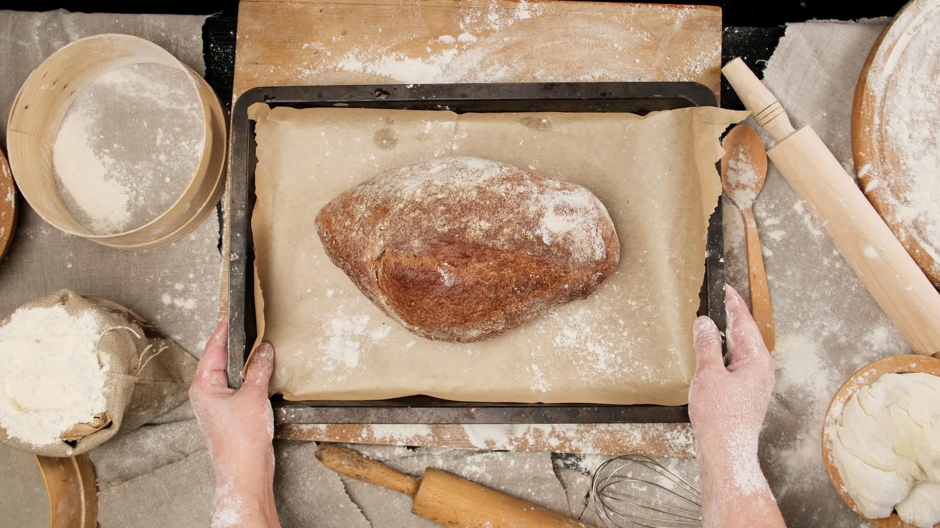 两个女人把手放在桌子上一个金属锅放在烤面包的顶部视频的预览图