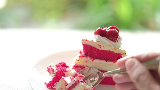 用手勺切樱桃蛋糕白盘上有美味的甜点自制面包蛋糕视频的预览图