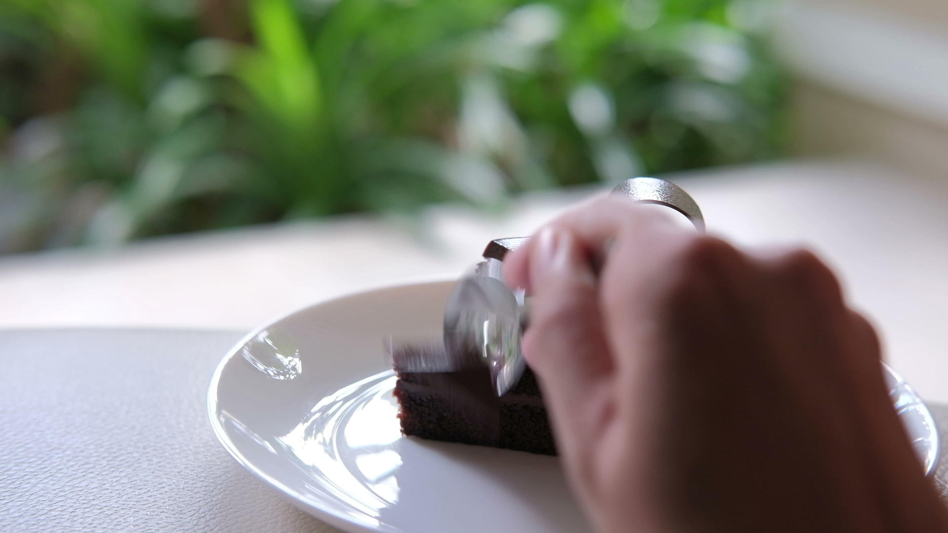 用手勺切黑巧克力蛋糕白盘上有美味的甜点视频的预览图