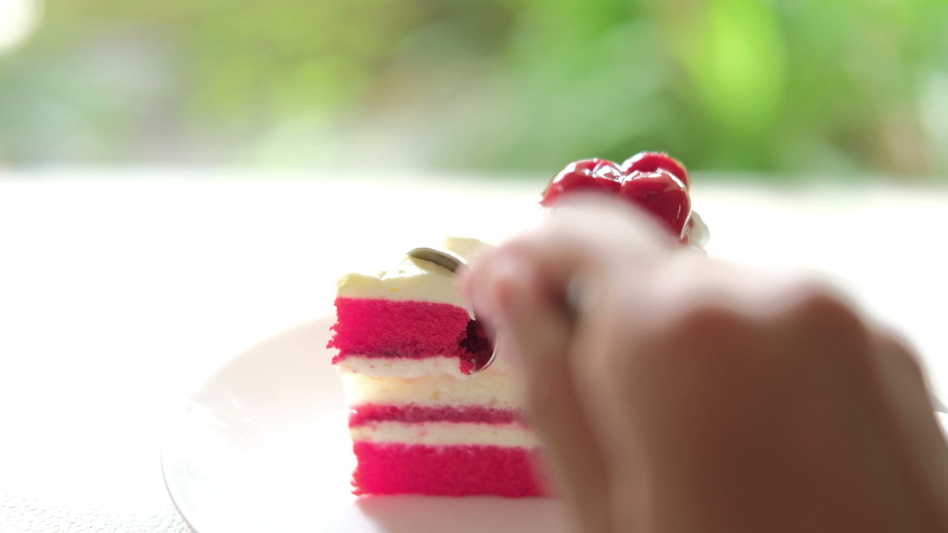 用手勺切樱桃蛋糕白盘上有美味的甜点自制面包蛋糕视频的预览图