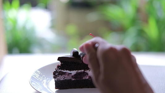 用手勺切巧克力蛋糕樱桃酱白盘美味甜点自制面包蛋糕视频的预览图