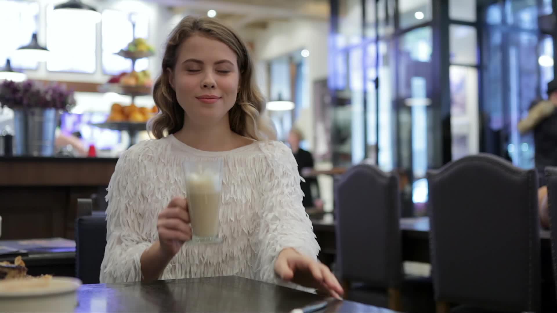 面包店里的女孩视频的预览图