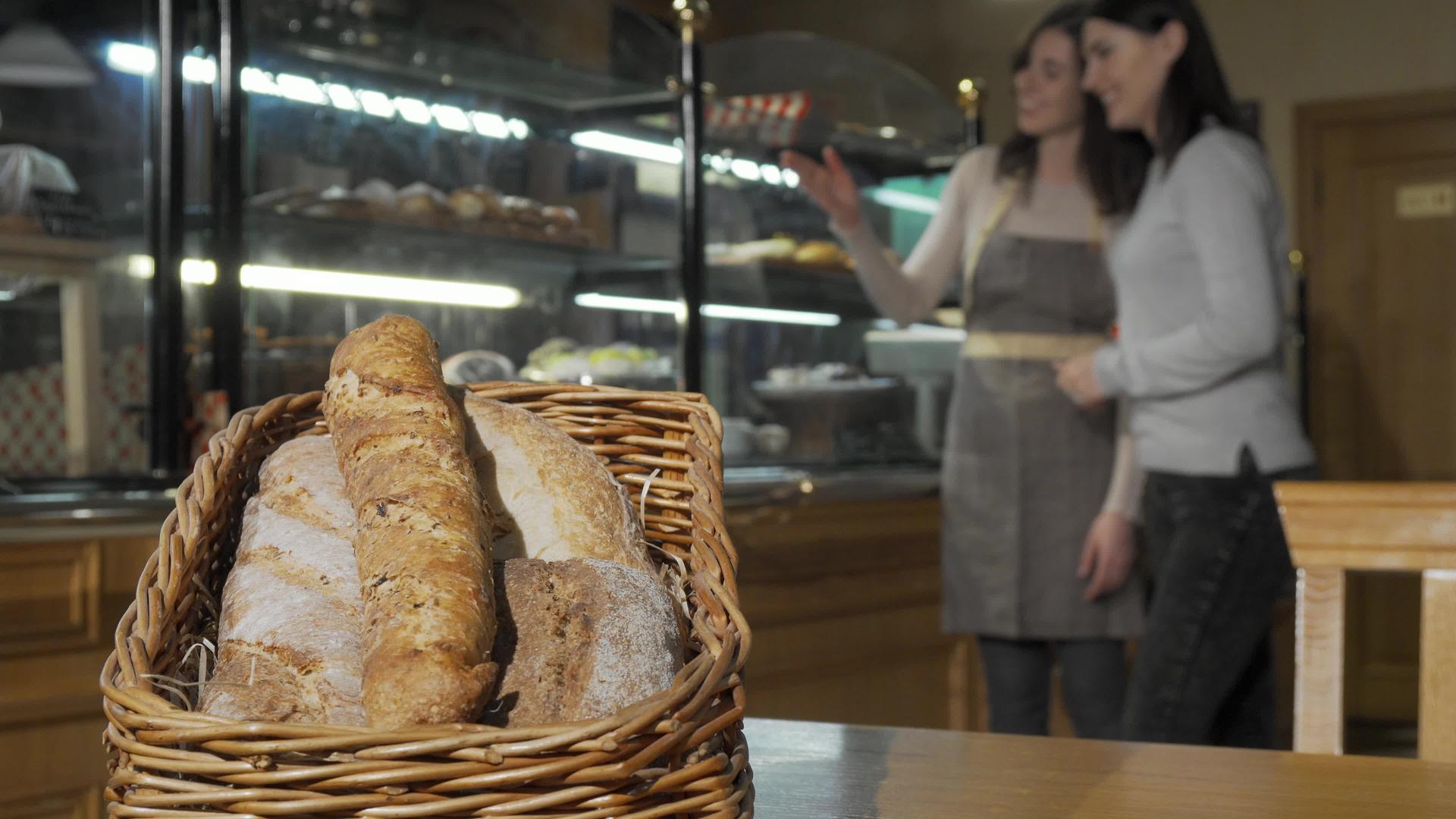 在面包店的篮子里选择性地关注美味的面包视频的预览图