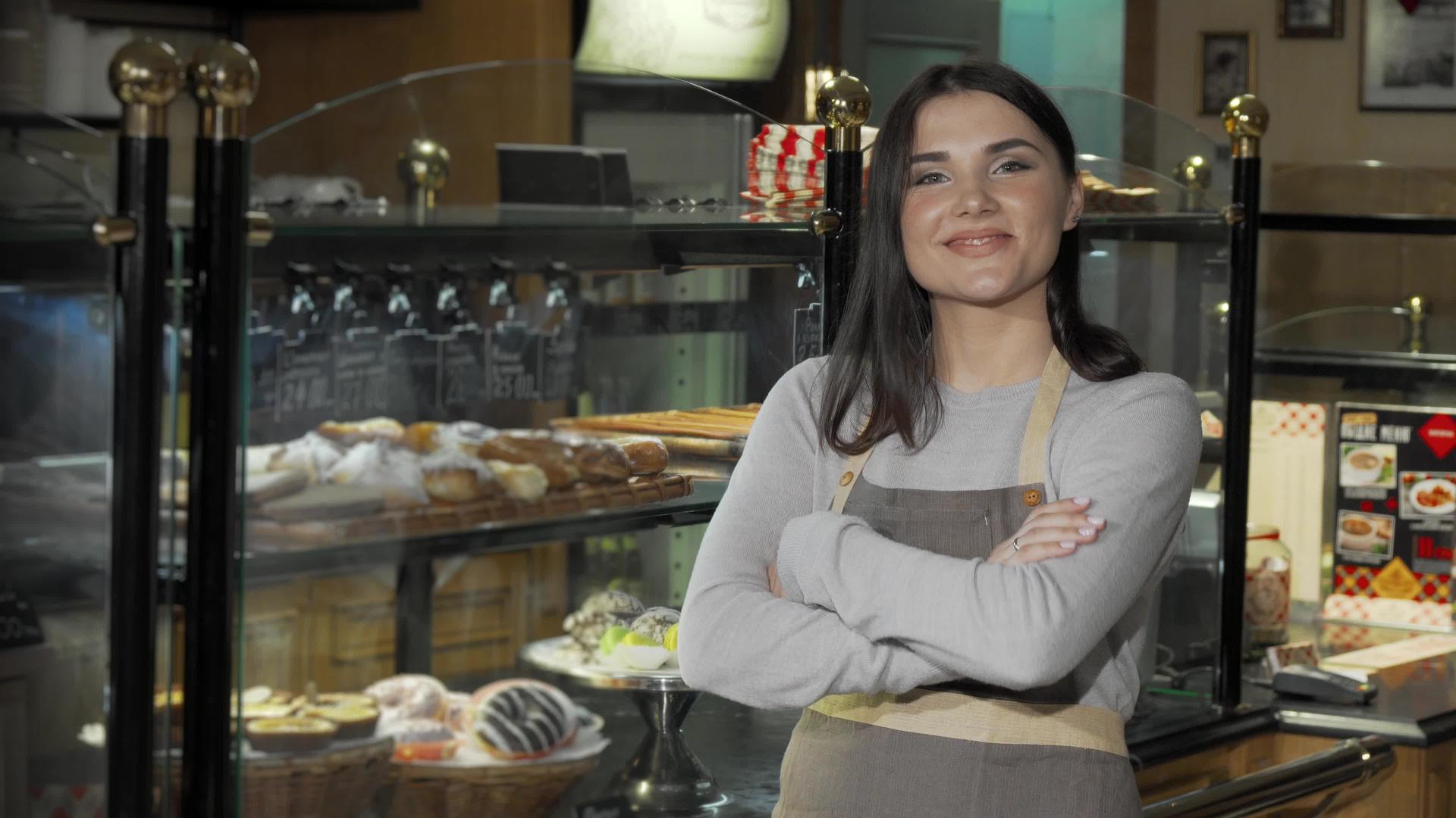 在自己的面包店工作的年轻骄傲的女面包师视频的预览图