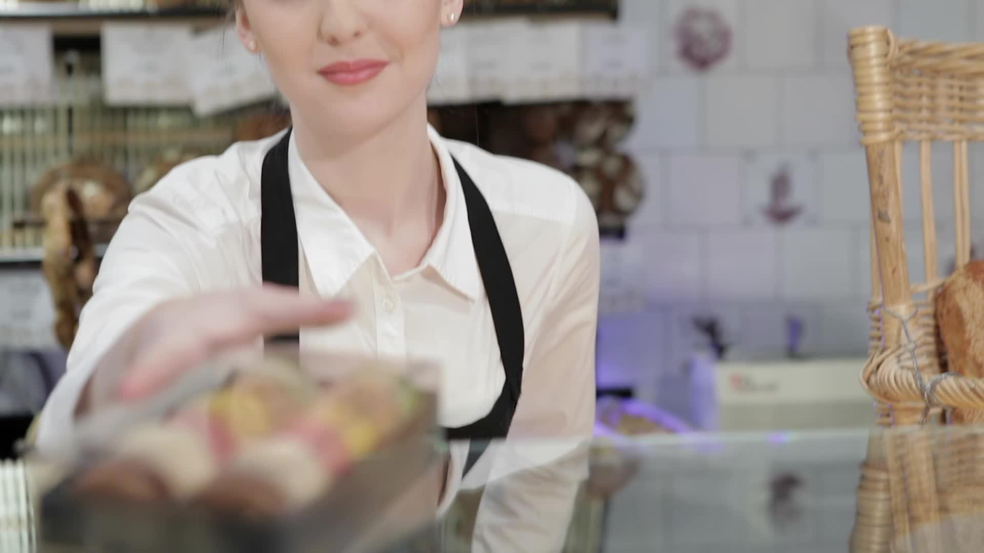 可爱的女孩卖家提供蛋白质杏仁饼干视频的预览图