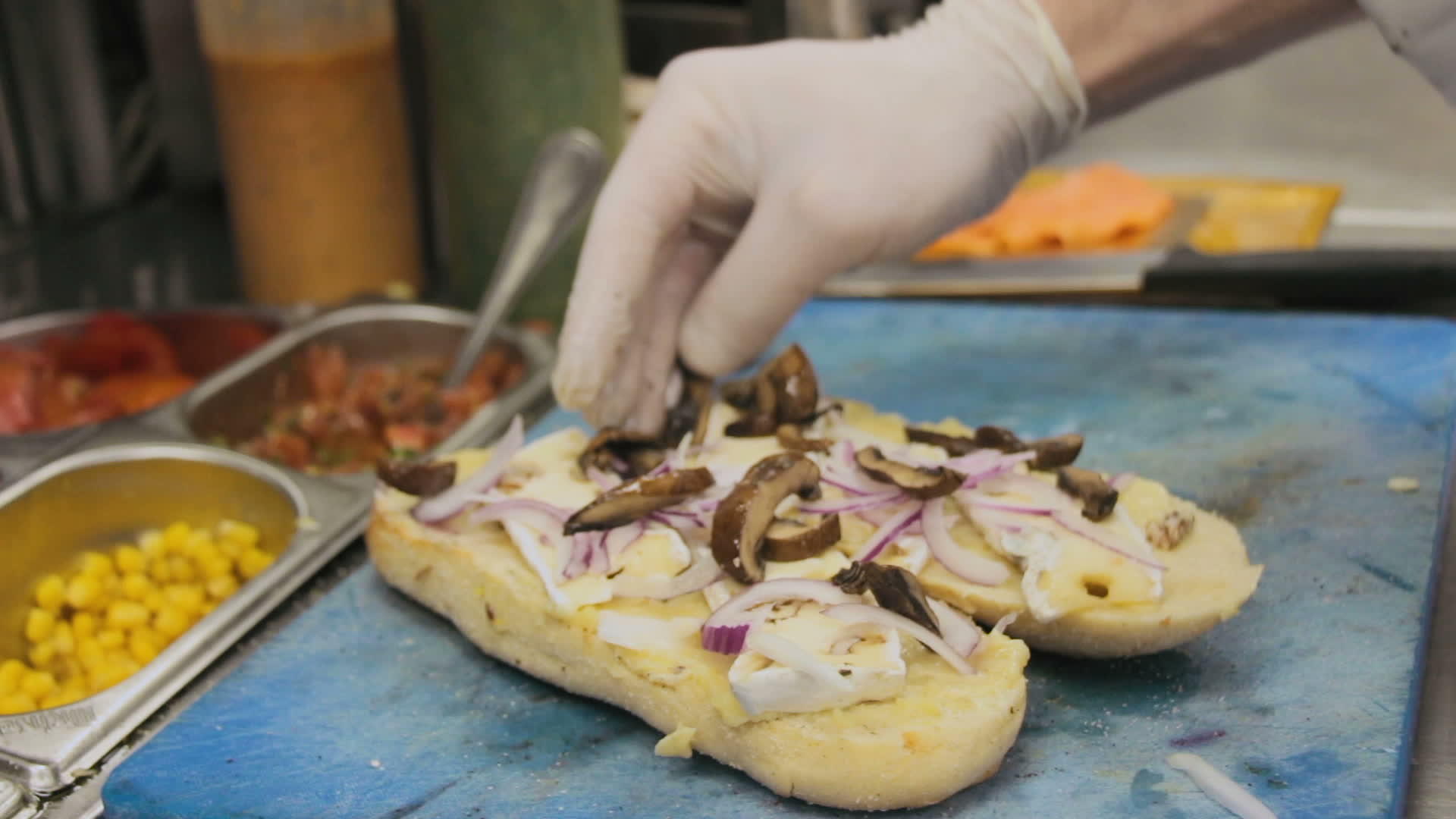 厨师用洋葱和蘑菇做奶酪三明治视频的预览图