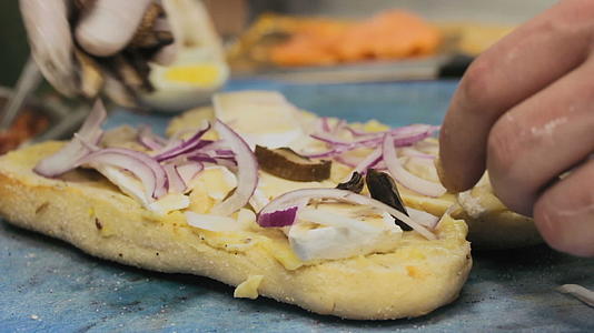 厨师用洋葱和蘑菇做奶酪三明治视频的预览图