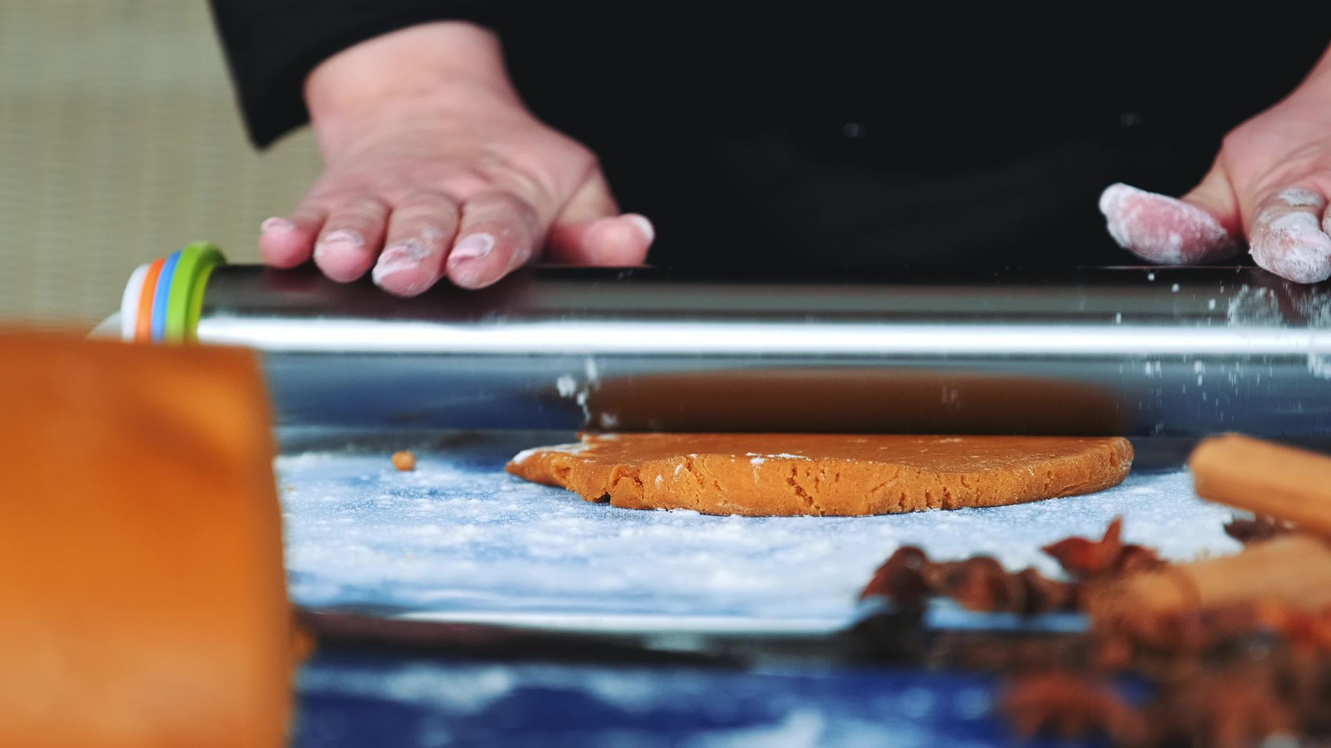 制作姜饼饼干的滚动面条和滚动针紧紧地粘在一起视频的预览图