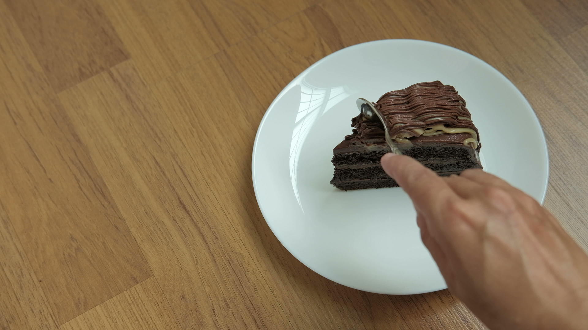 用手切香蕉焦糖巧克力蛋糕白盘美味甜甜点自制面包视频的预览图