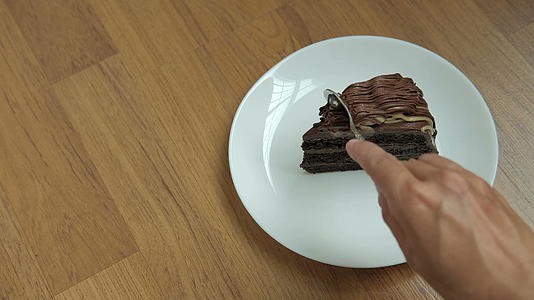 用手切香蕉焦糖巧克力蛋糕白盘美味甜甜点自制面包视频的预览图