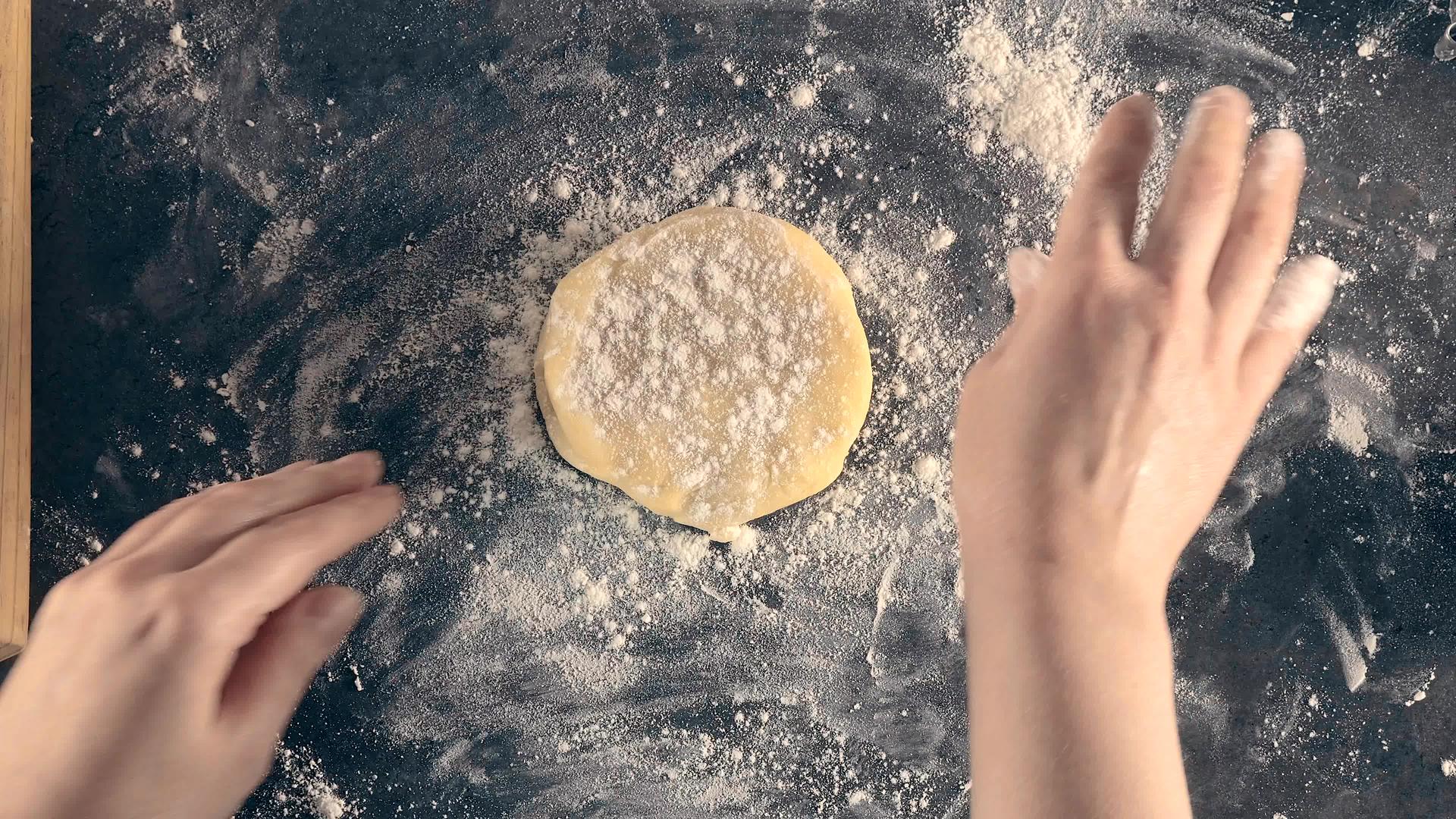 女人在厨房做黄油饼干视频的预览图