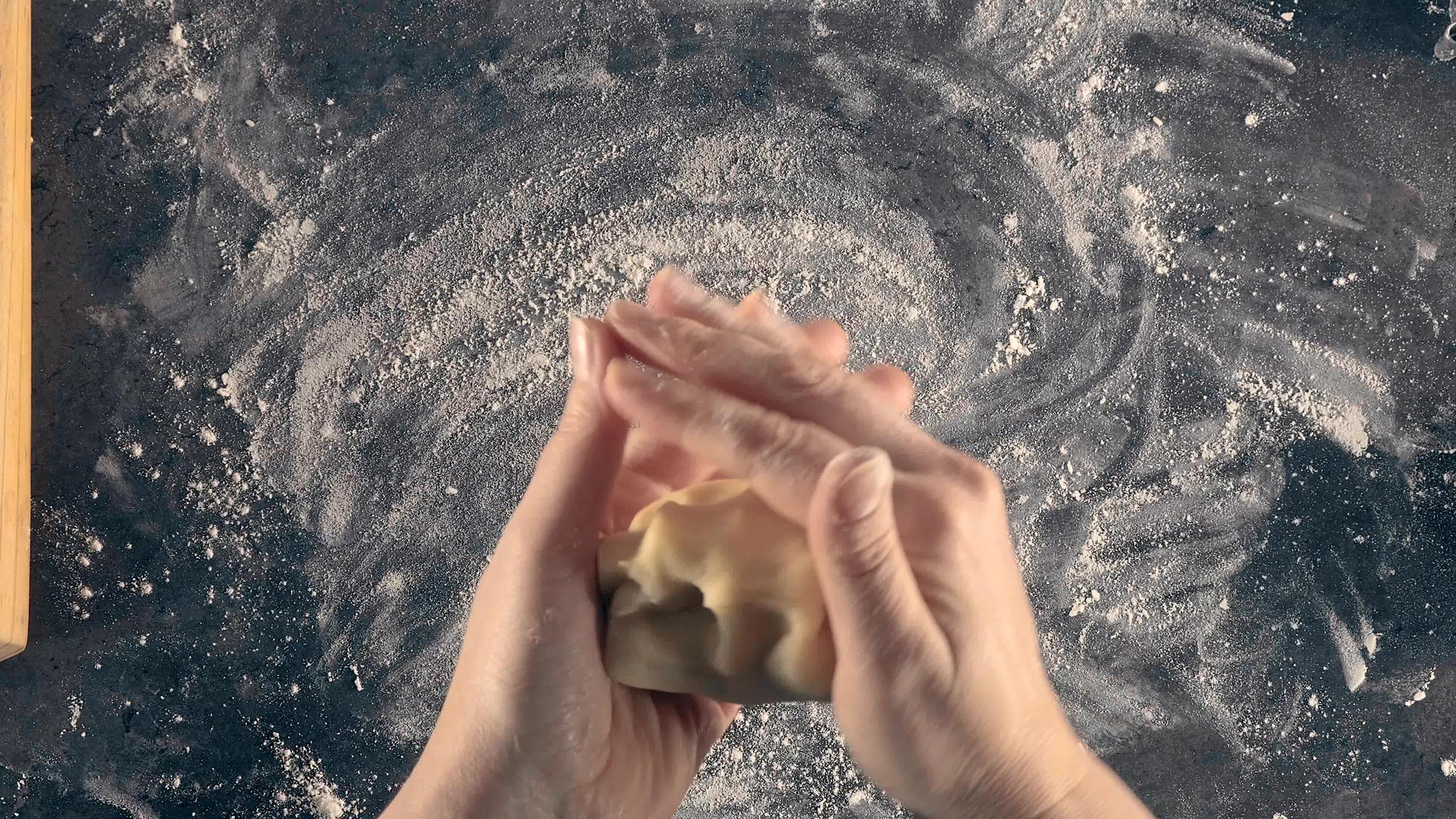 女人在厨房做黄油饼干视频的预览图