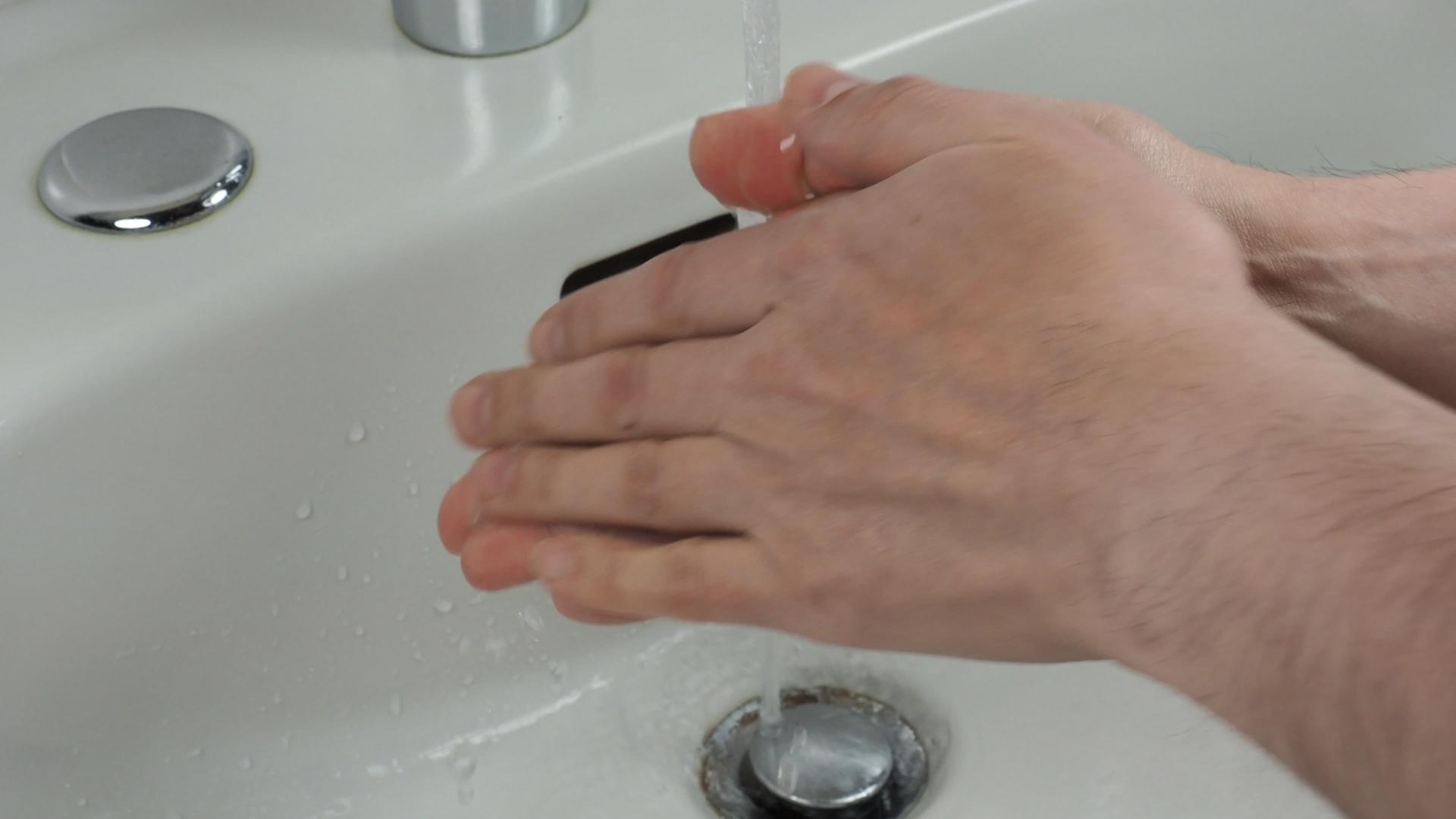 不知名的洗手人非常接近视频的预览图