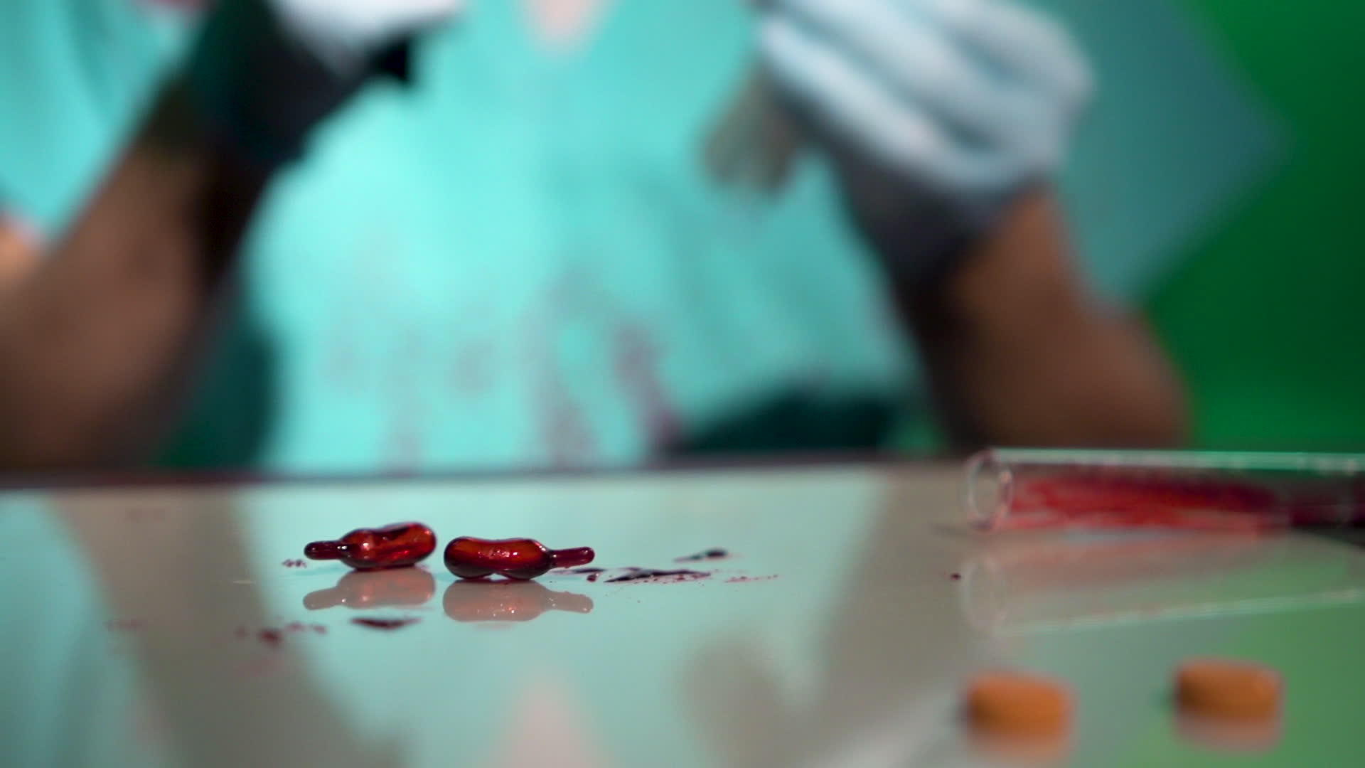 外科医生擦拭干净的刀切手术刀红血胶囊和试管视频的预览图