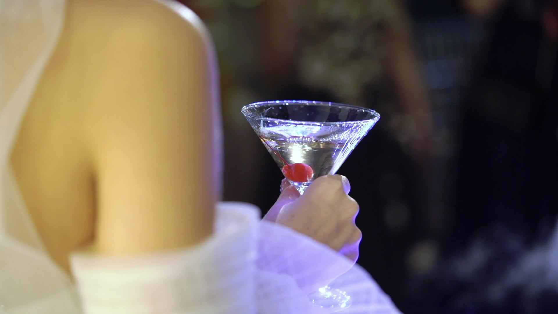 新娘在派对上用鲜红的酒杯视频的预览图