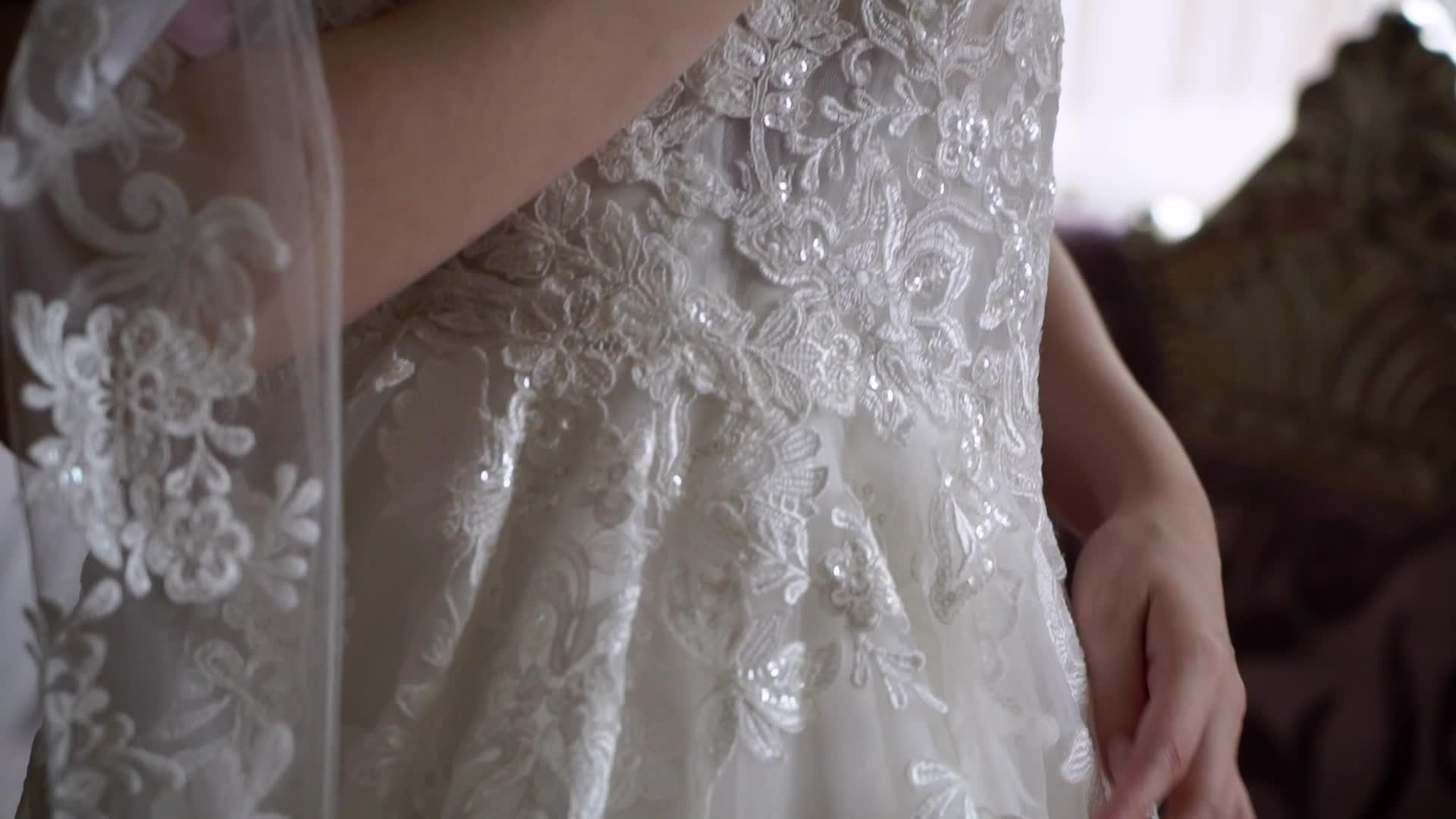 新娘准备在早上准备婚礼前穿上礼服视频的预览图