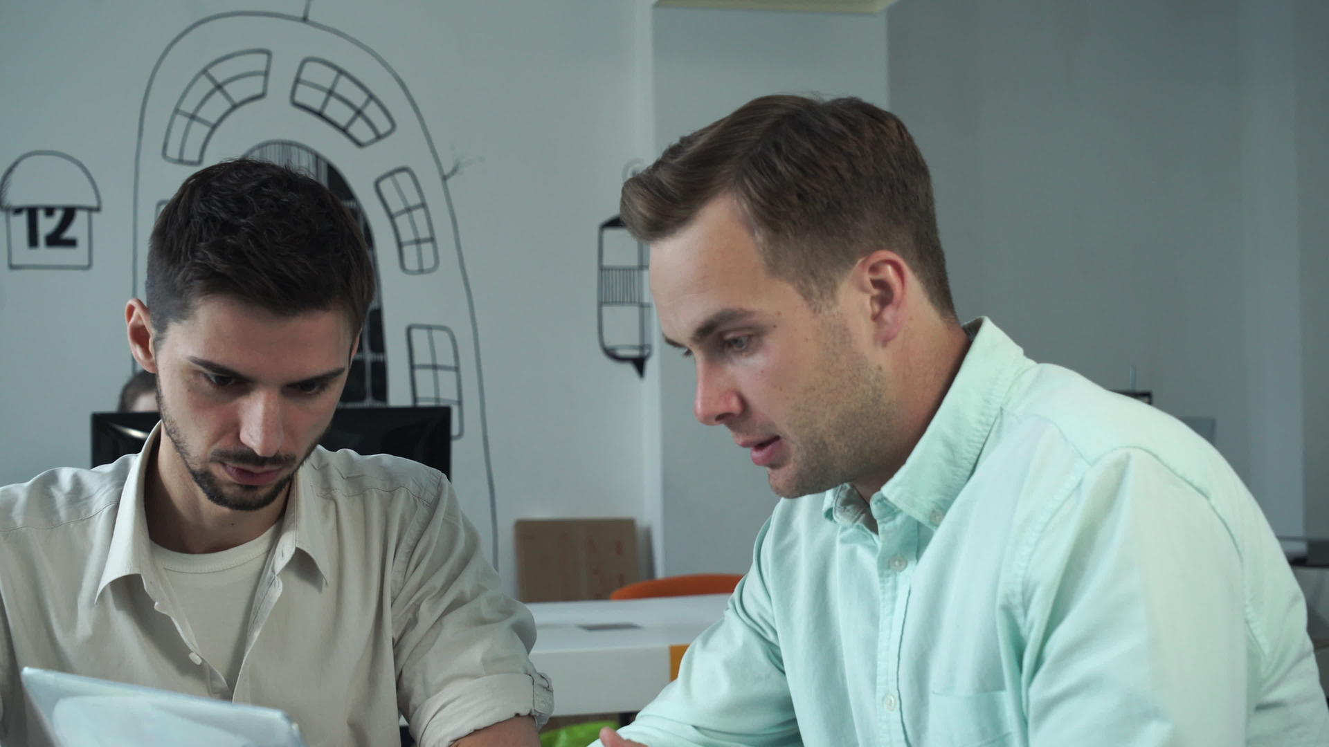 两名年轻职业男子在现代办公室一起工作他们有两个年轻的专业视频的预览图