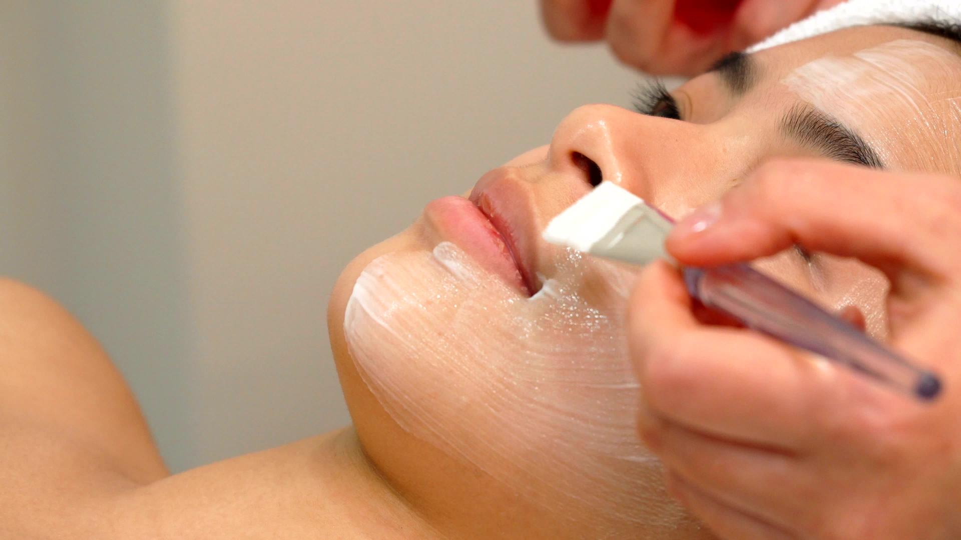 美容专家用刷子在女生脸上盖上化妆面罩视频的预览图