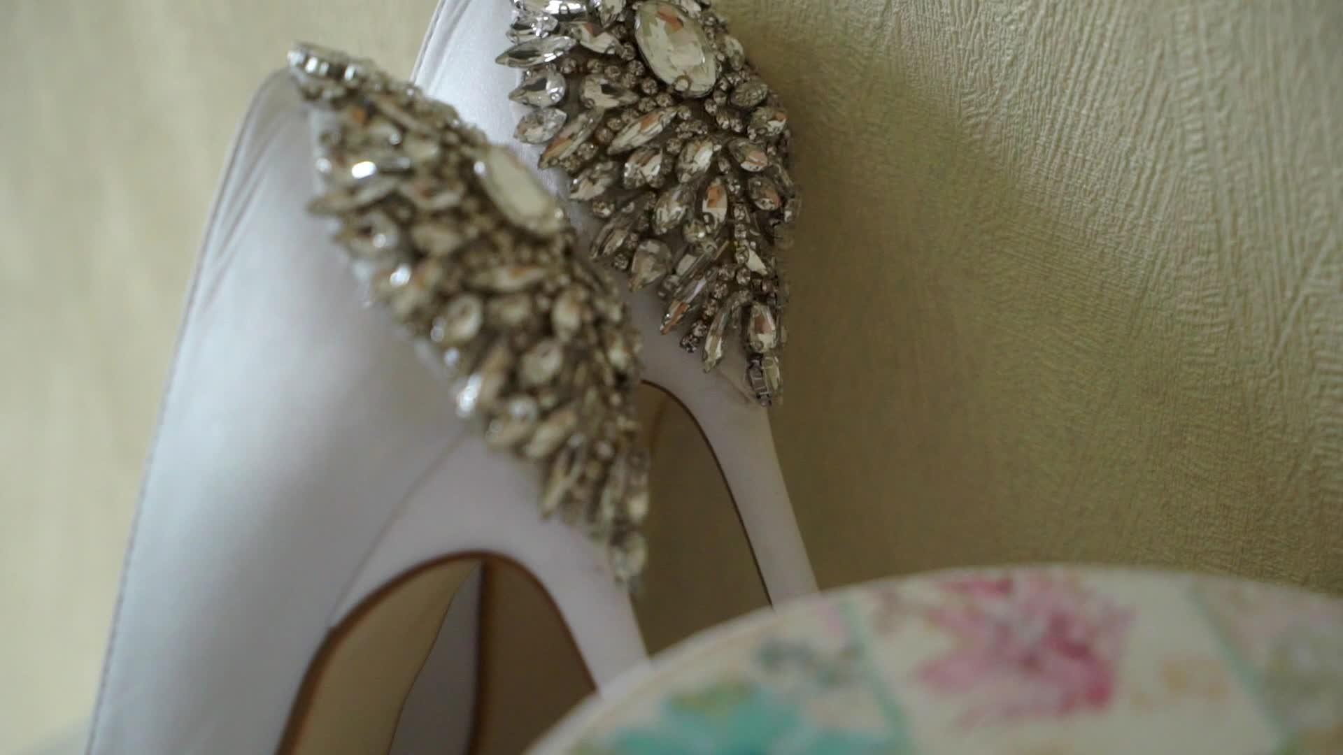 清晨白新娘鞋视频的预览图