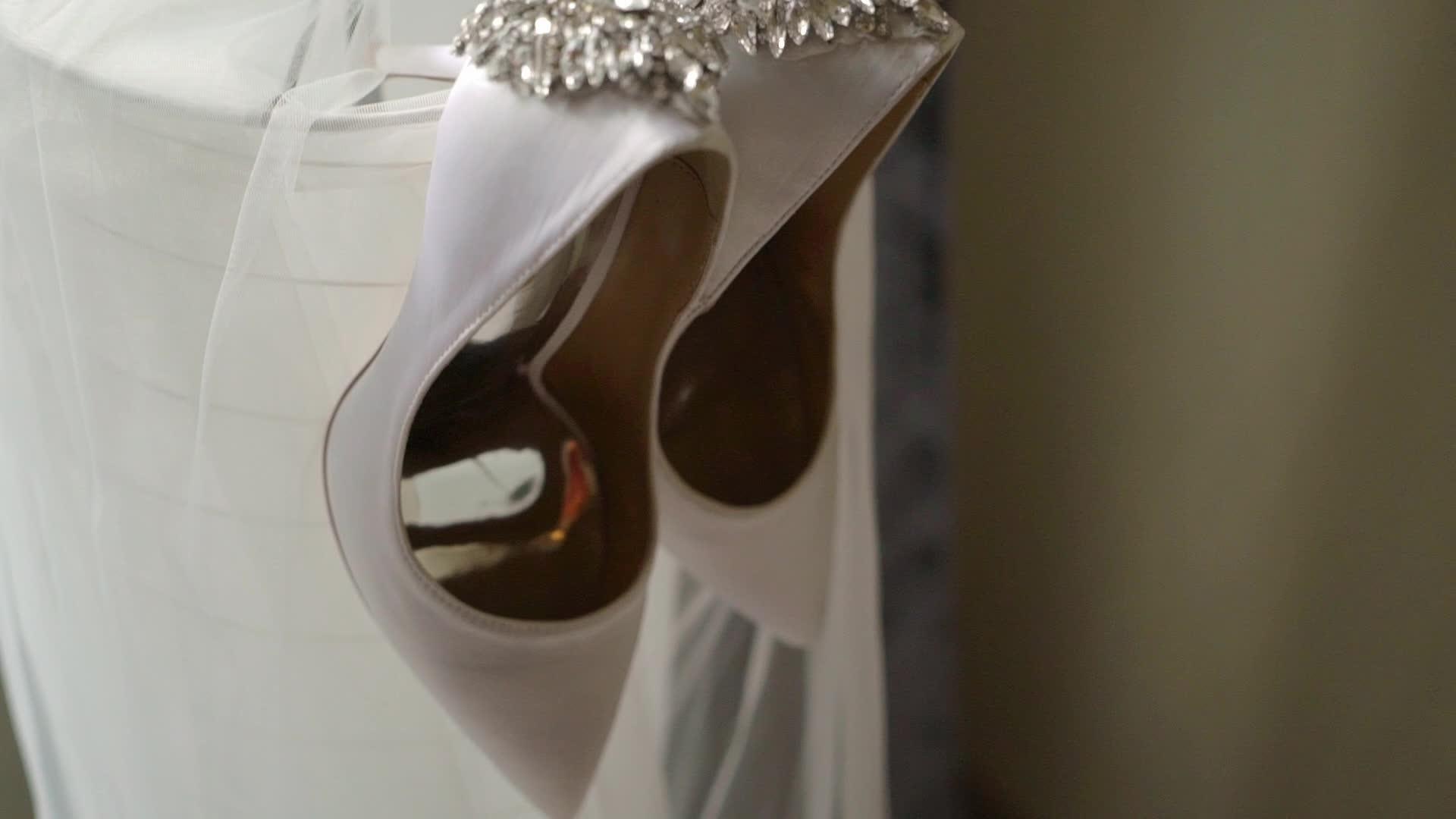 清晨的白新娘鞋和面纱视频的预览图
