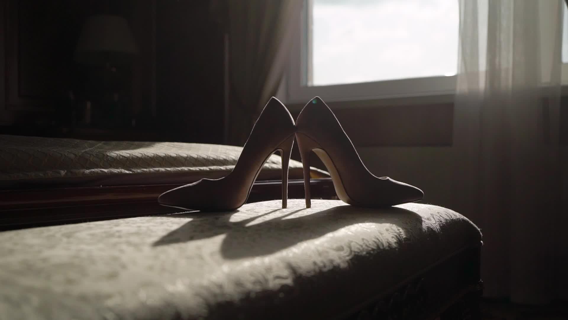 妇女米色鞋视频的预览图